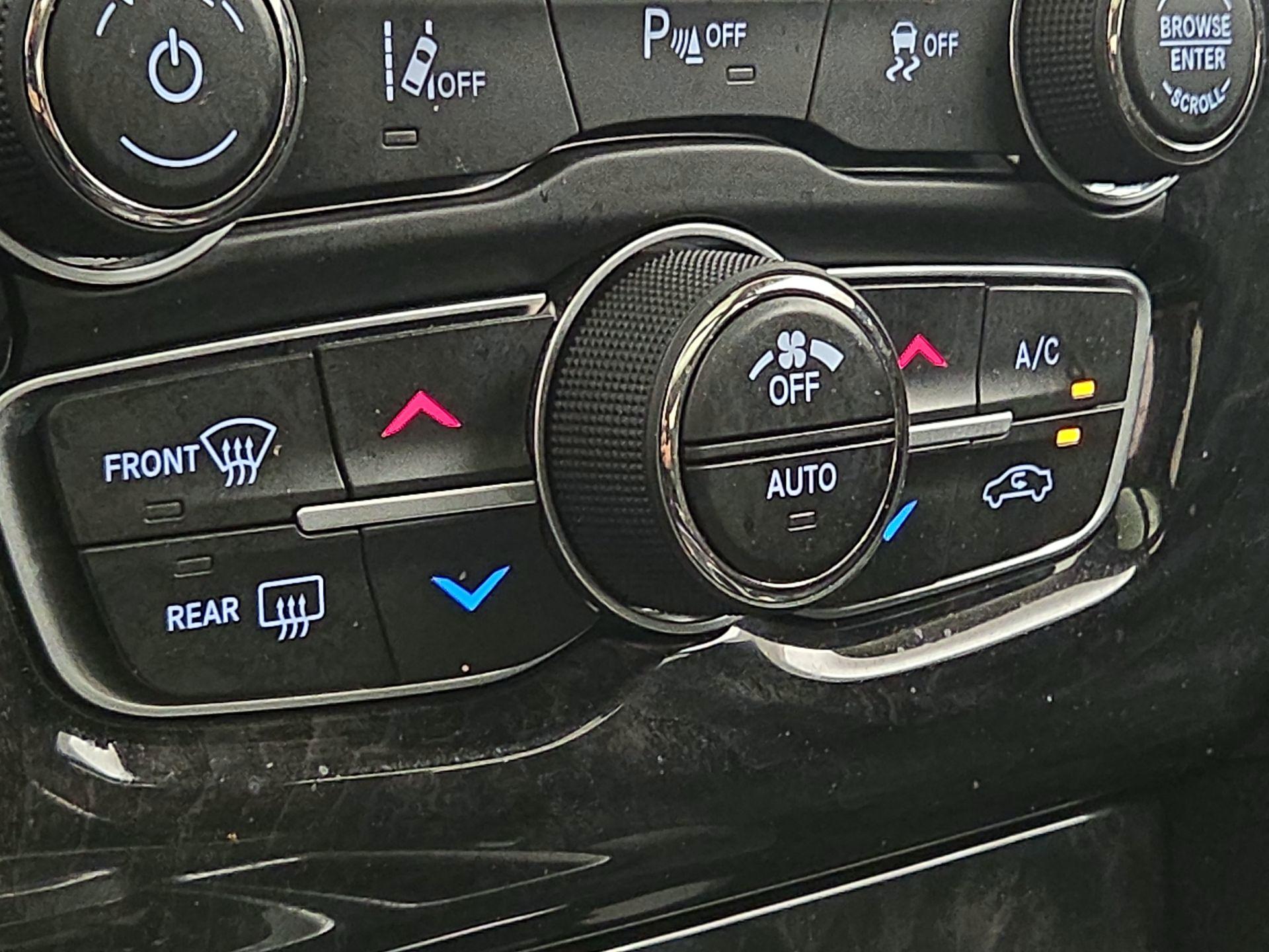 Thumbnail: 2019 Chrysler 300 - 17