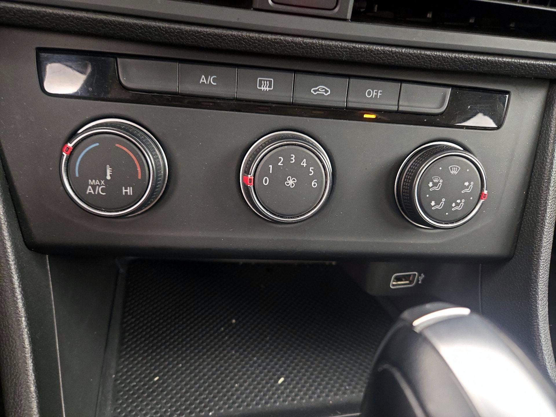 Thumbnail: 2019 Volkswagen Jetta - 16