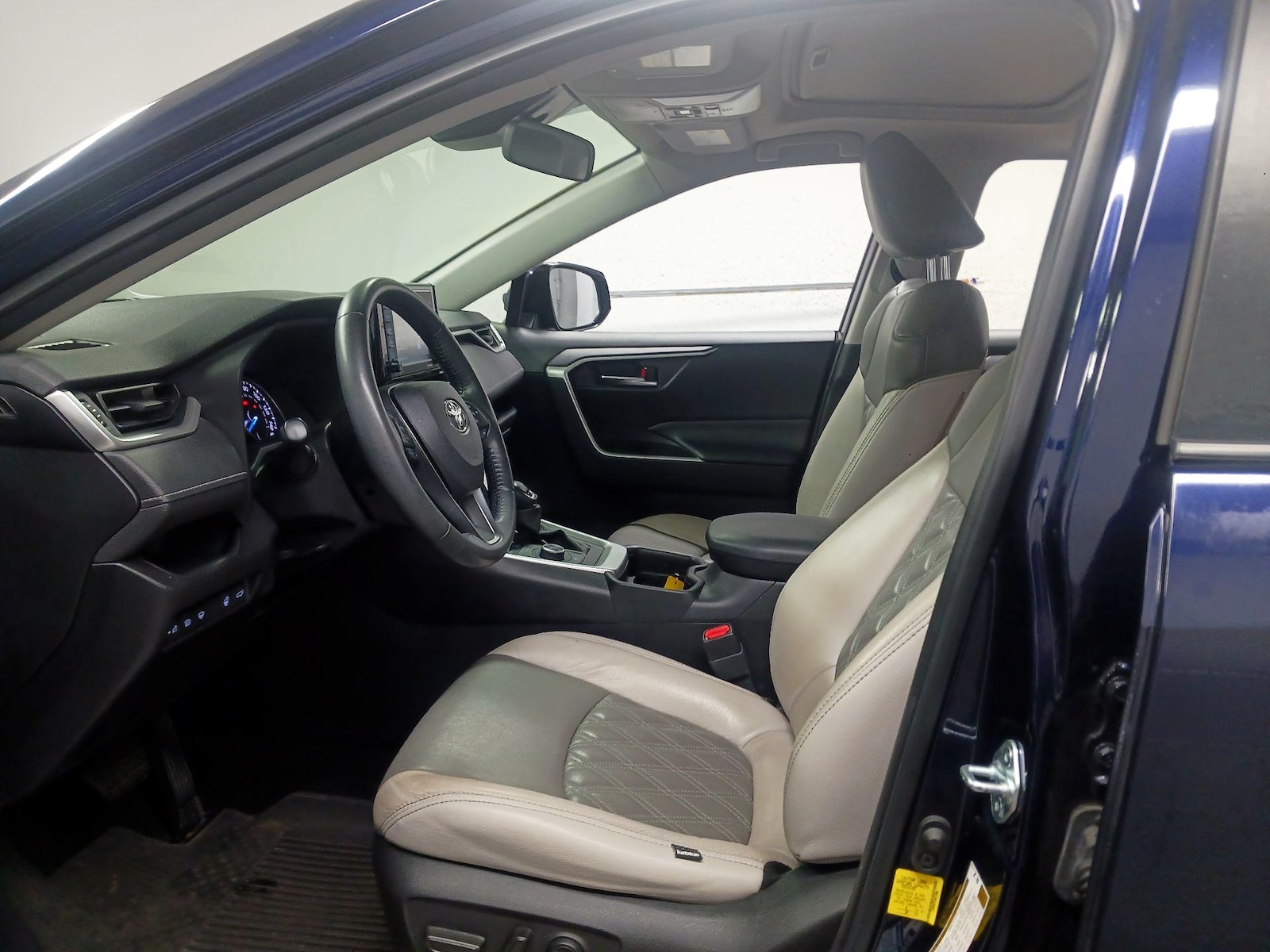 2021 Toyota RAV4 XLE - Photo 12