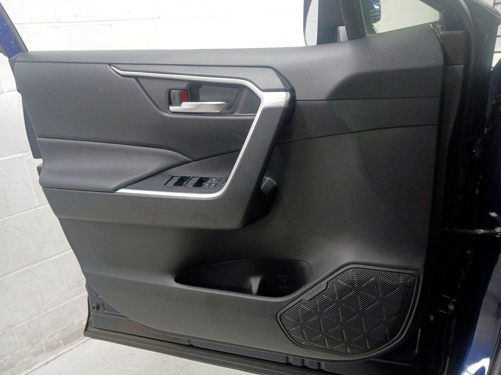 2021 Toyota RAV4 XLE - Photo 13