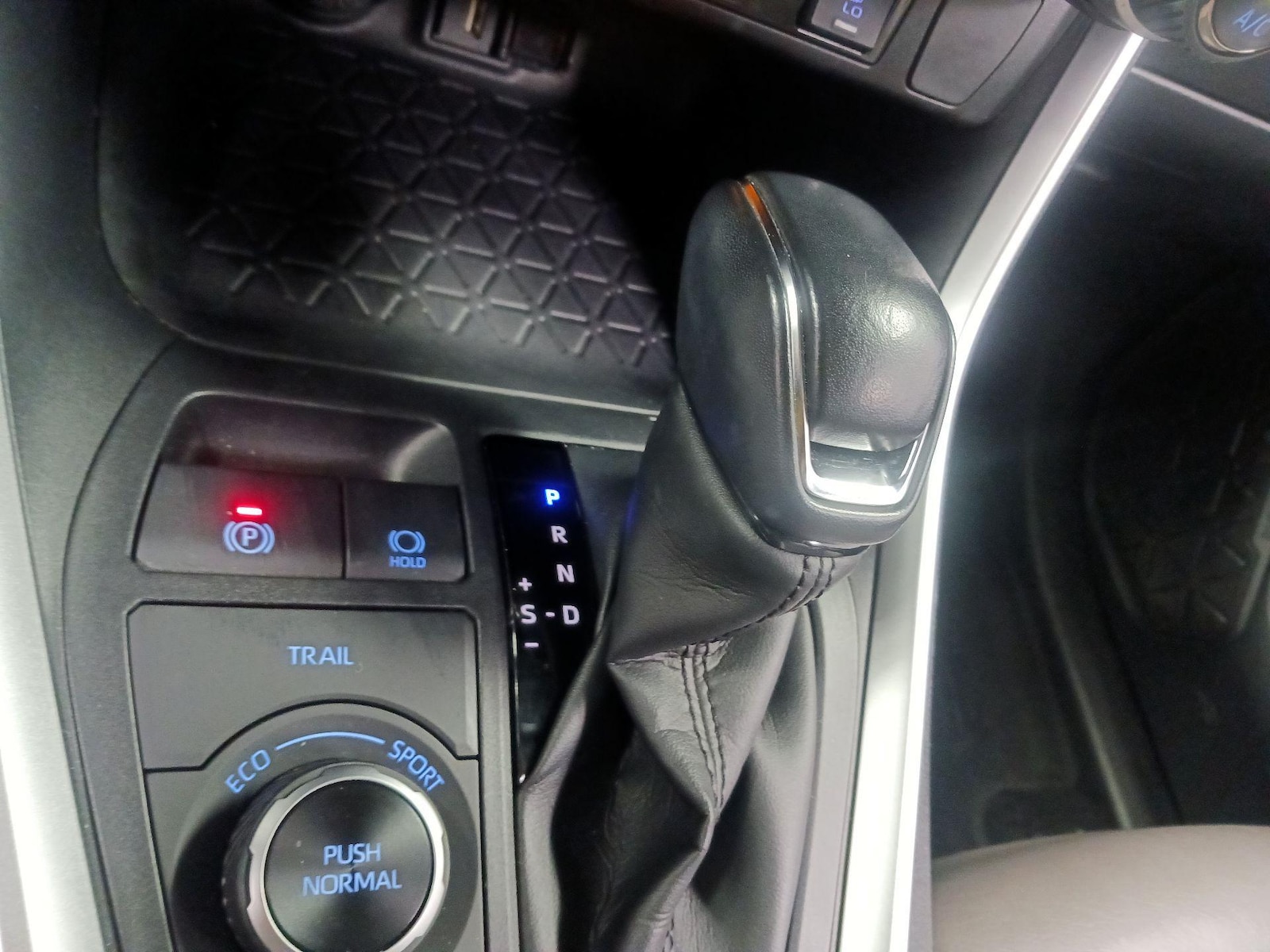 2021 Toyota RAV4 XLE - Photo 17