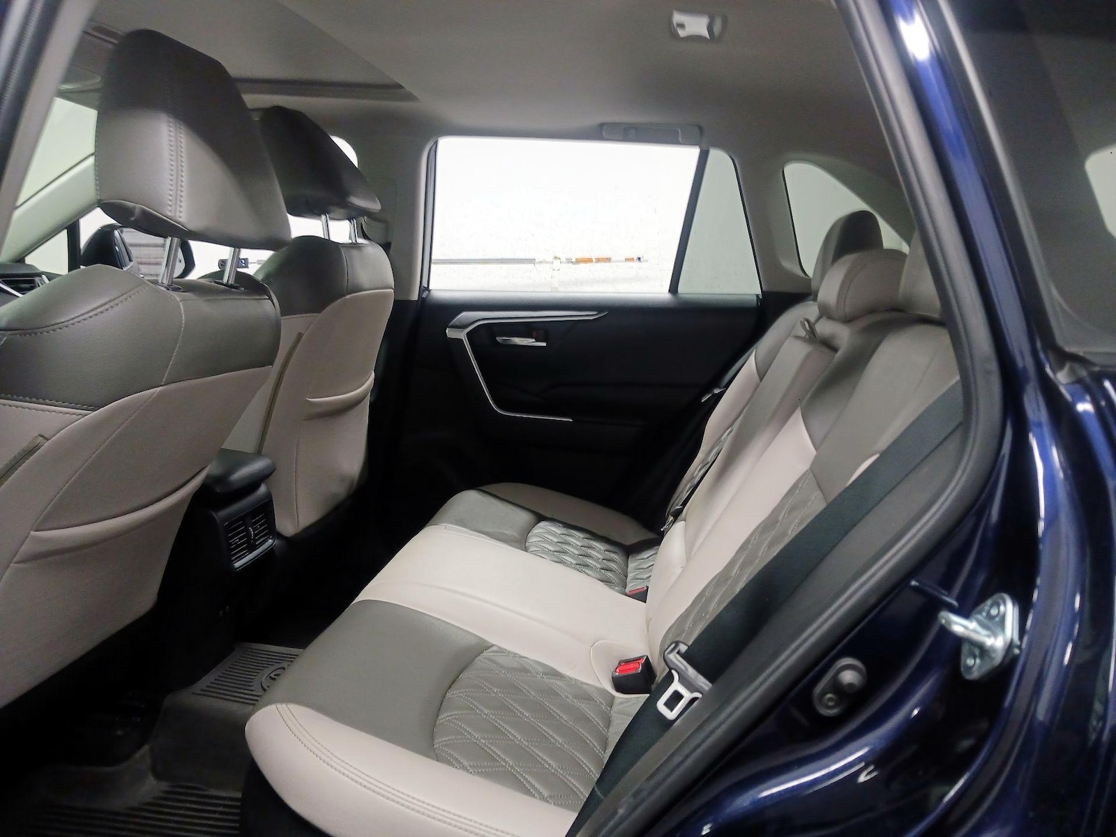 2021 Toyota RAV4 XLE - Photo 18