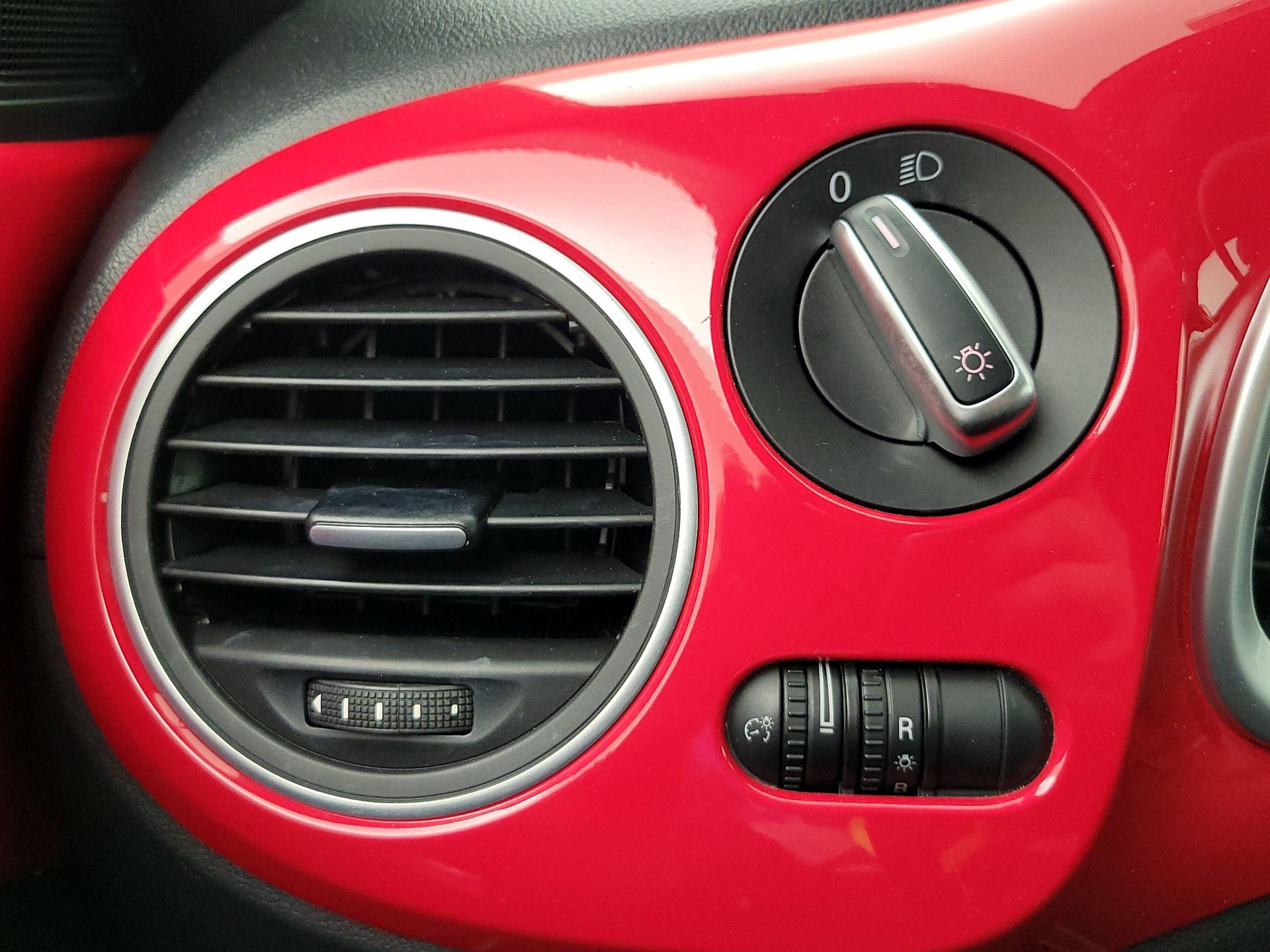 Thumbnail: 2019 Volkswagen Beetle - 13