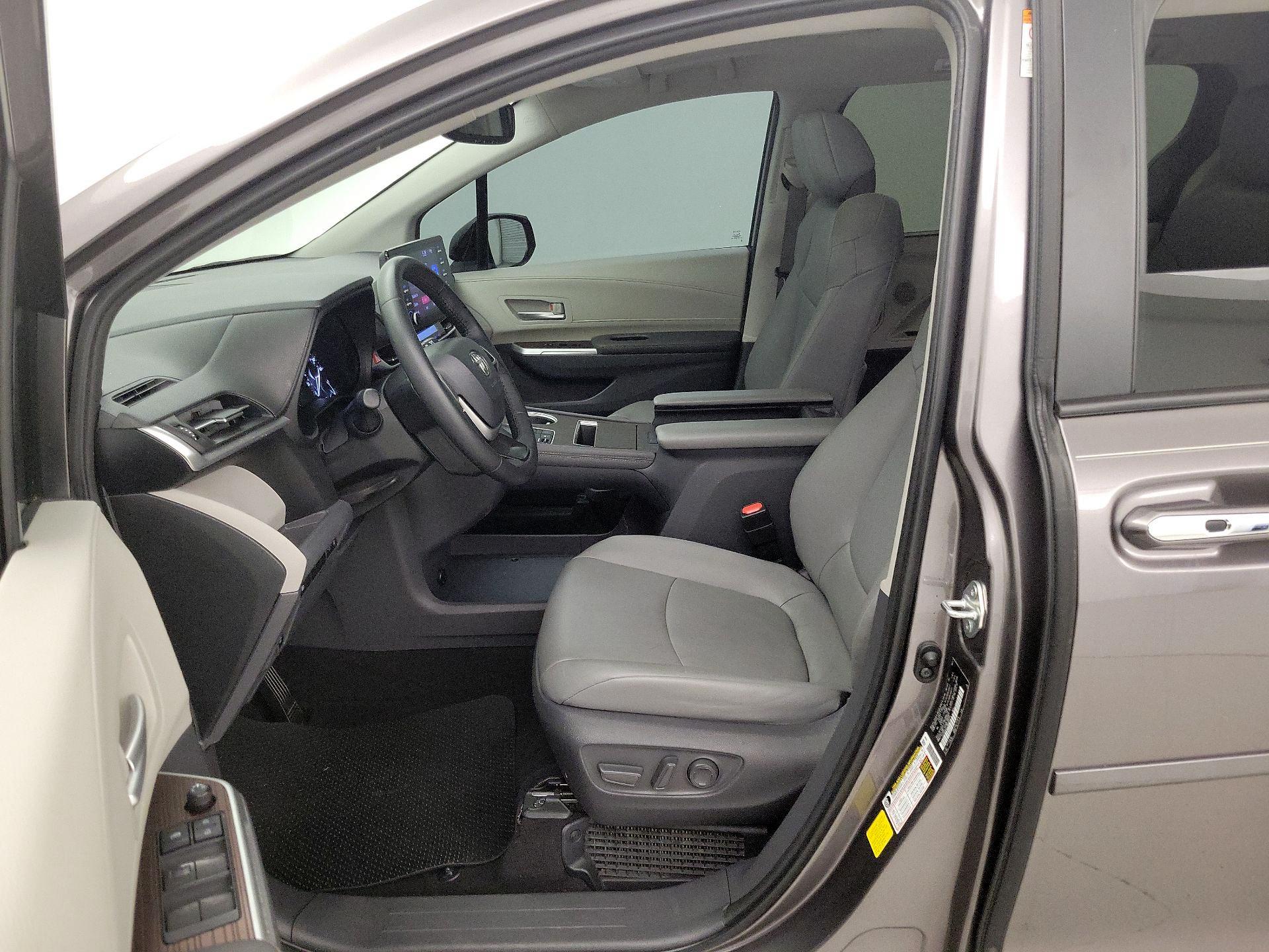 Thumbnail: 2021 Toyota Sienna - 11