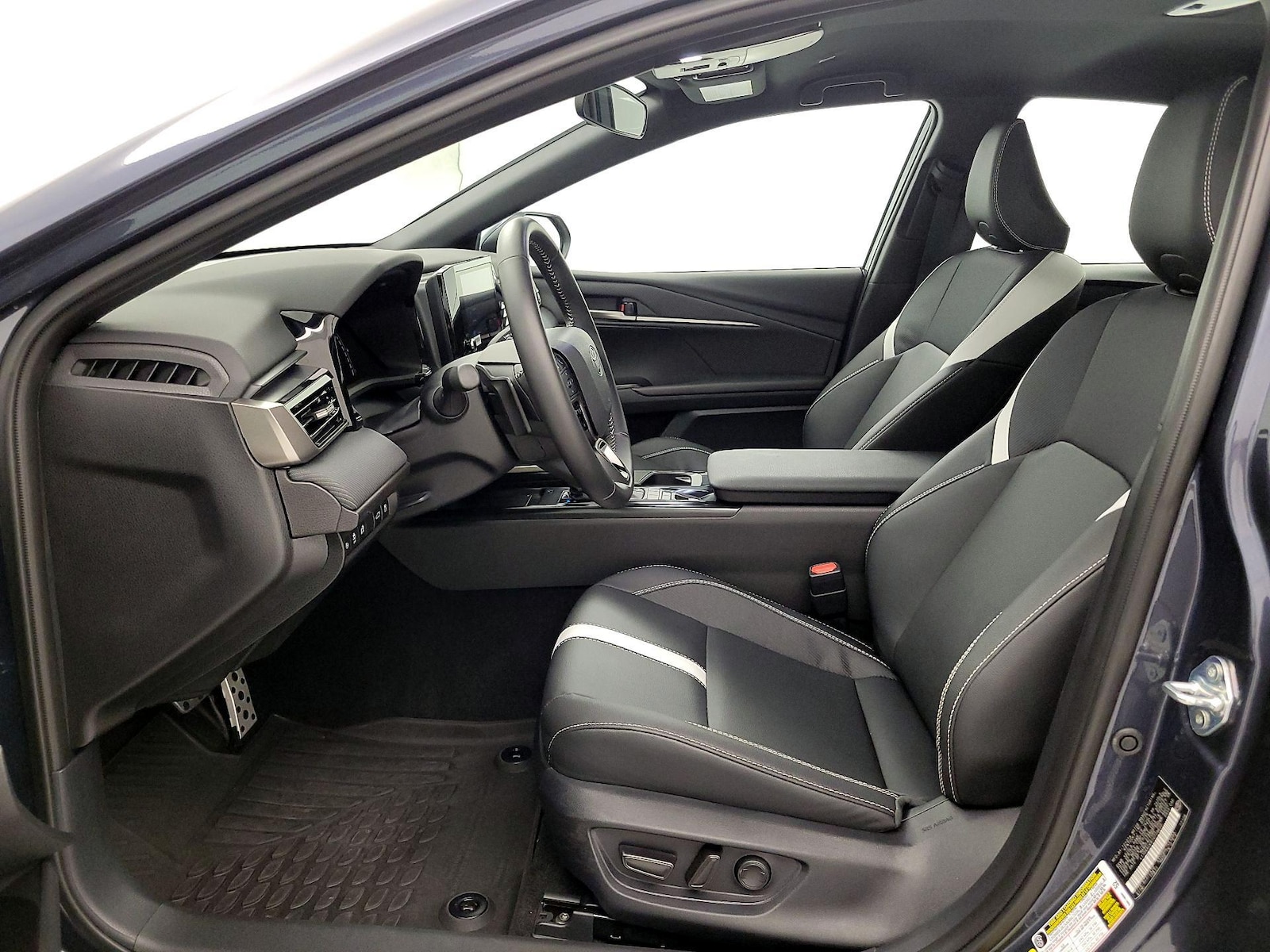 2026 Toyota Camry SE - Photo 12