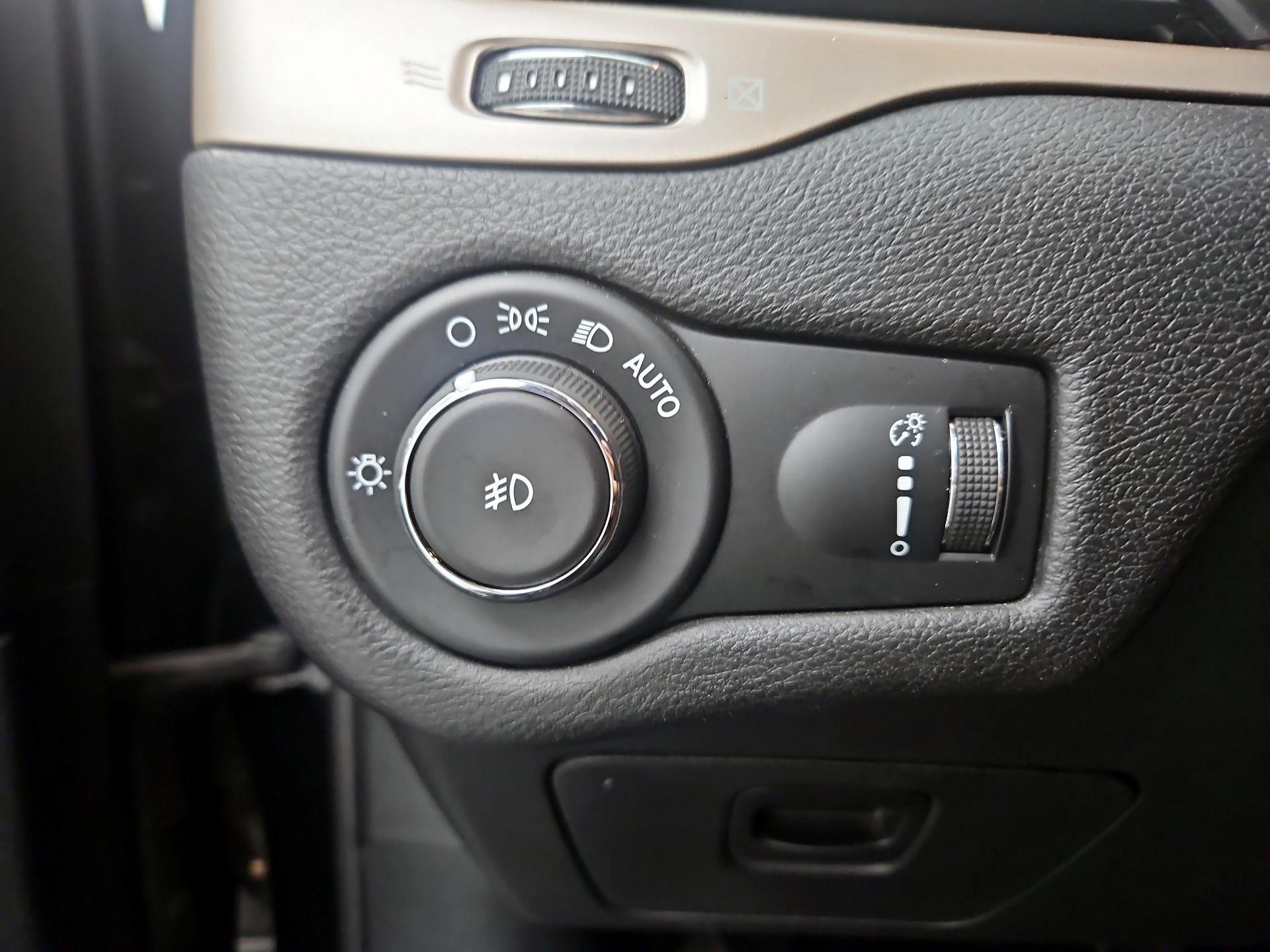 Thumbnail: 2018 Jeep Cherokee - 11