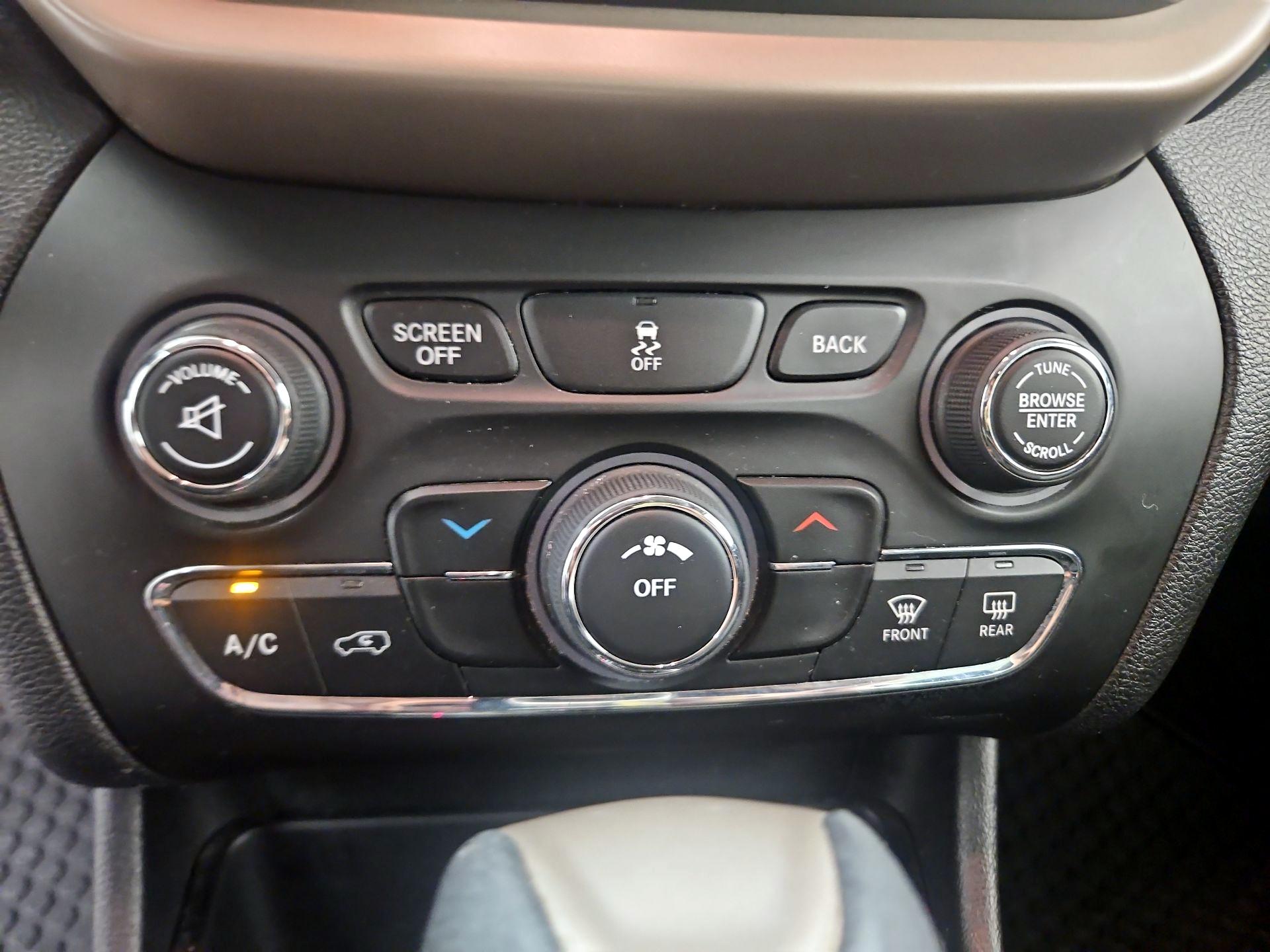 Thumbnail: 2018 Jeep Cherokee - 14