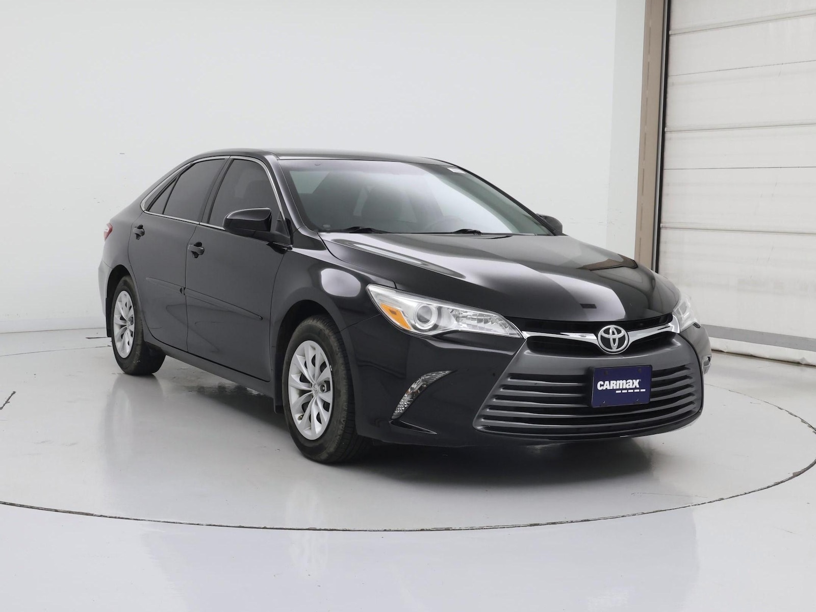 2015 Toyota Camry LE - Photo 2
