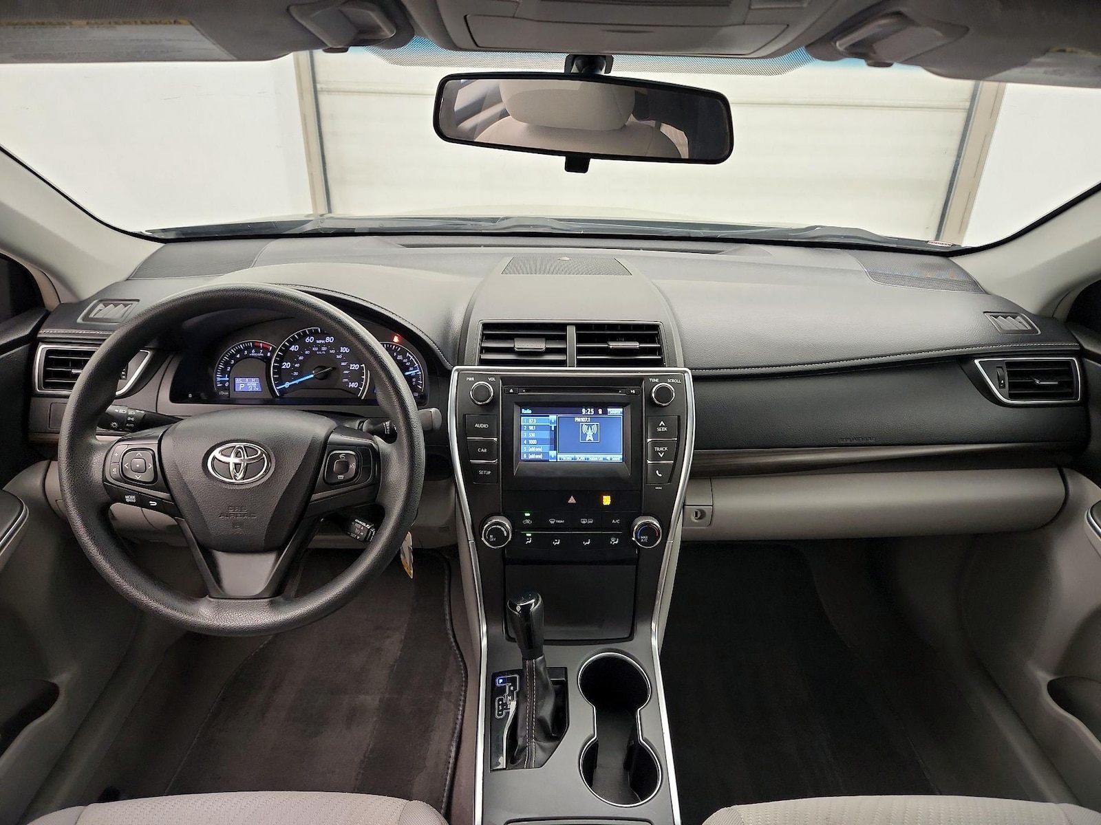 2015 Toyota Camry LE - Photo 10