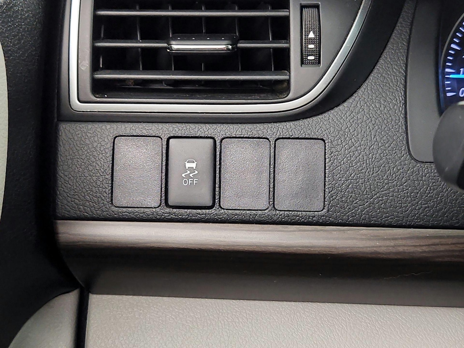 2015 Toyota Camry LE - Photo 14