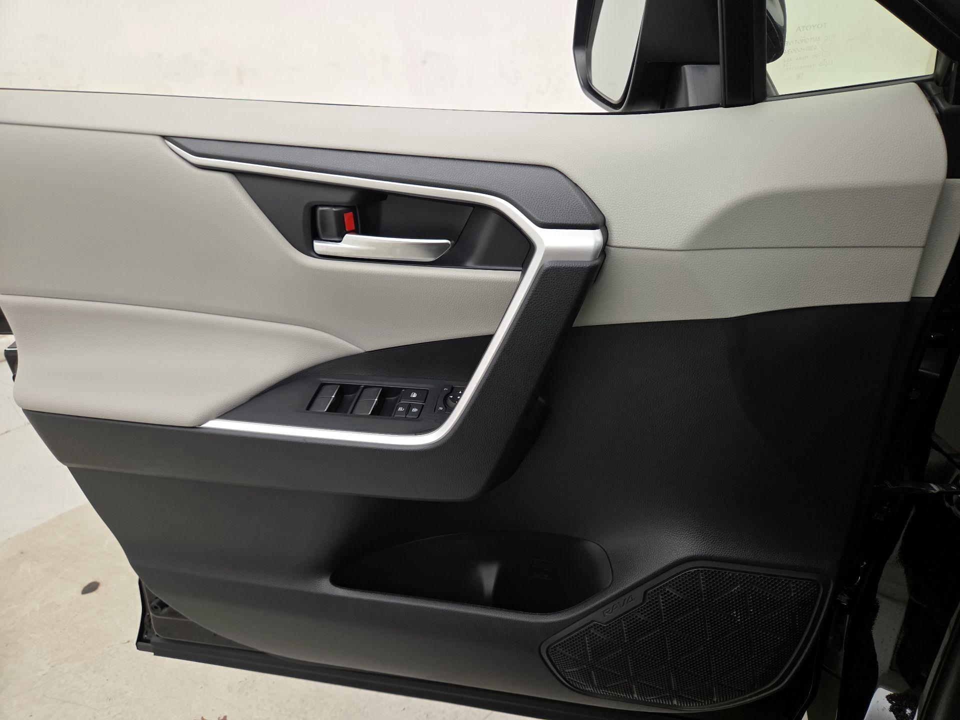 Thumbnail: 2025 Toyota RAV4 - 12