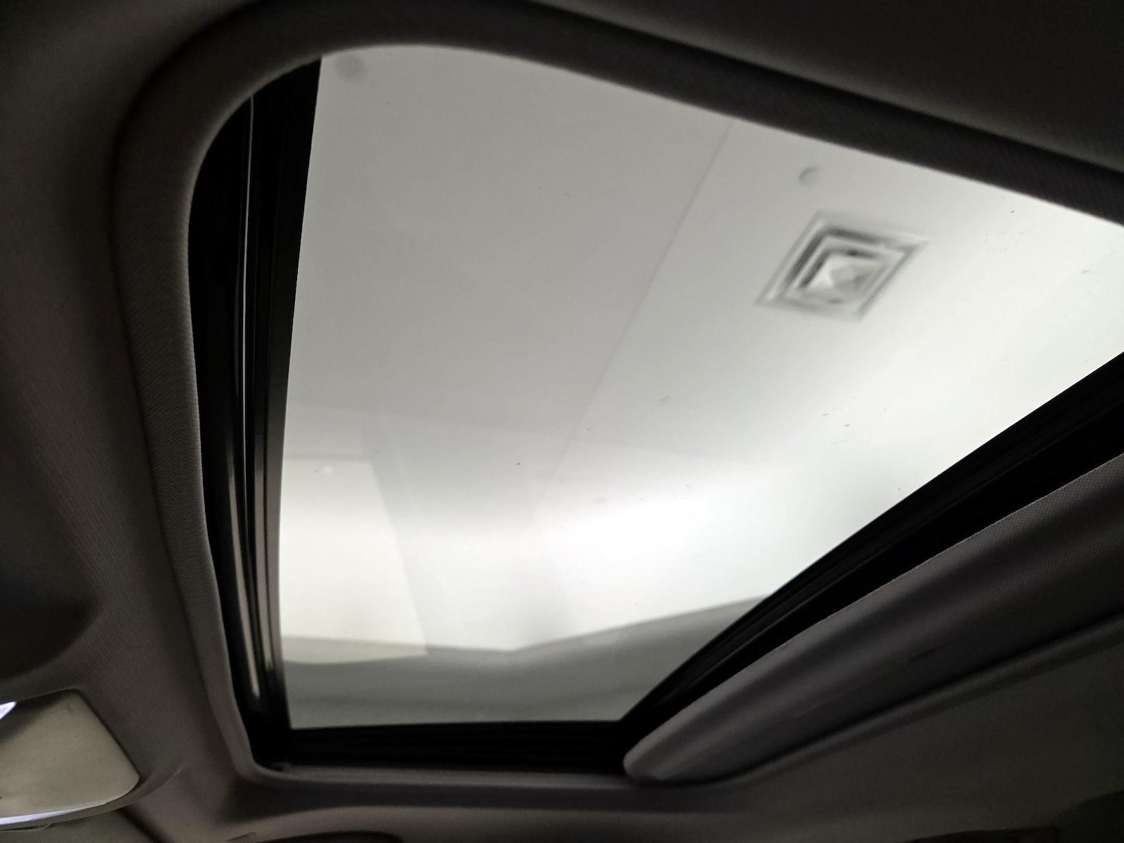 2025 Toyota RAV4 XLE - Photo 20