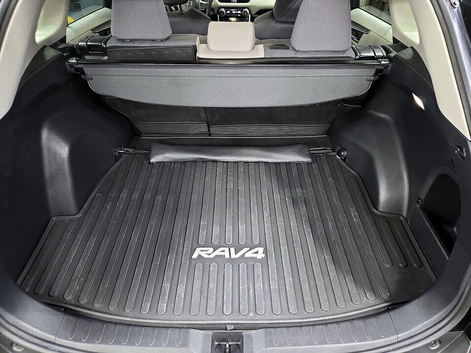 2025 Toyota RAV4 XLE - Photo 22