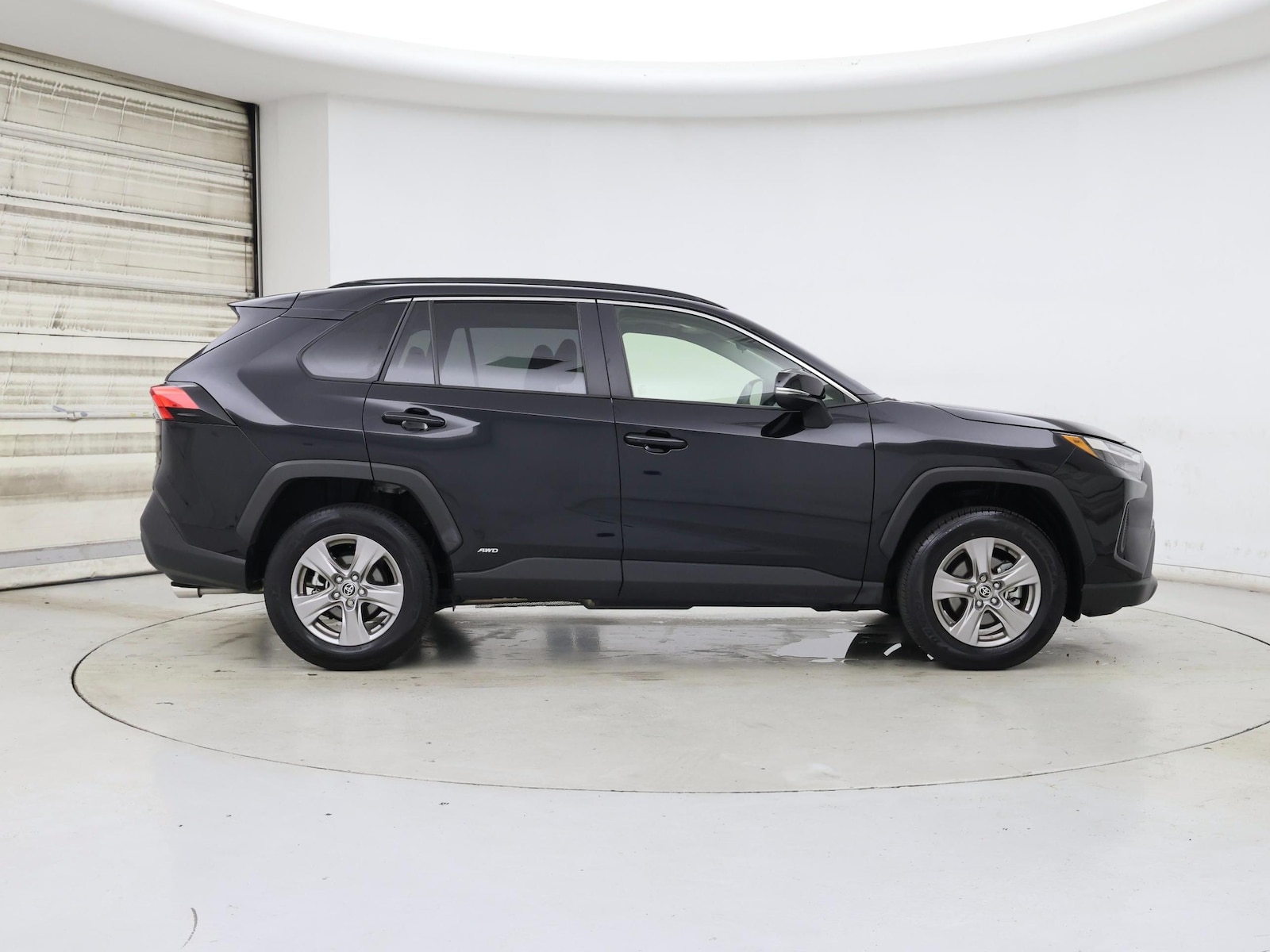 2025 Toyota RAV4 XLE - Photo 8