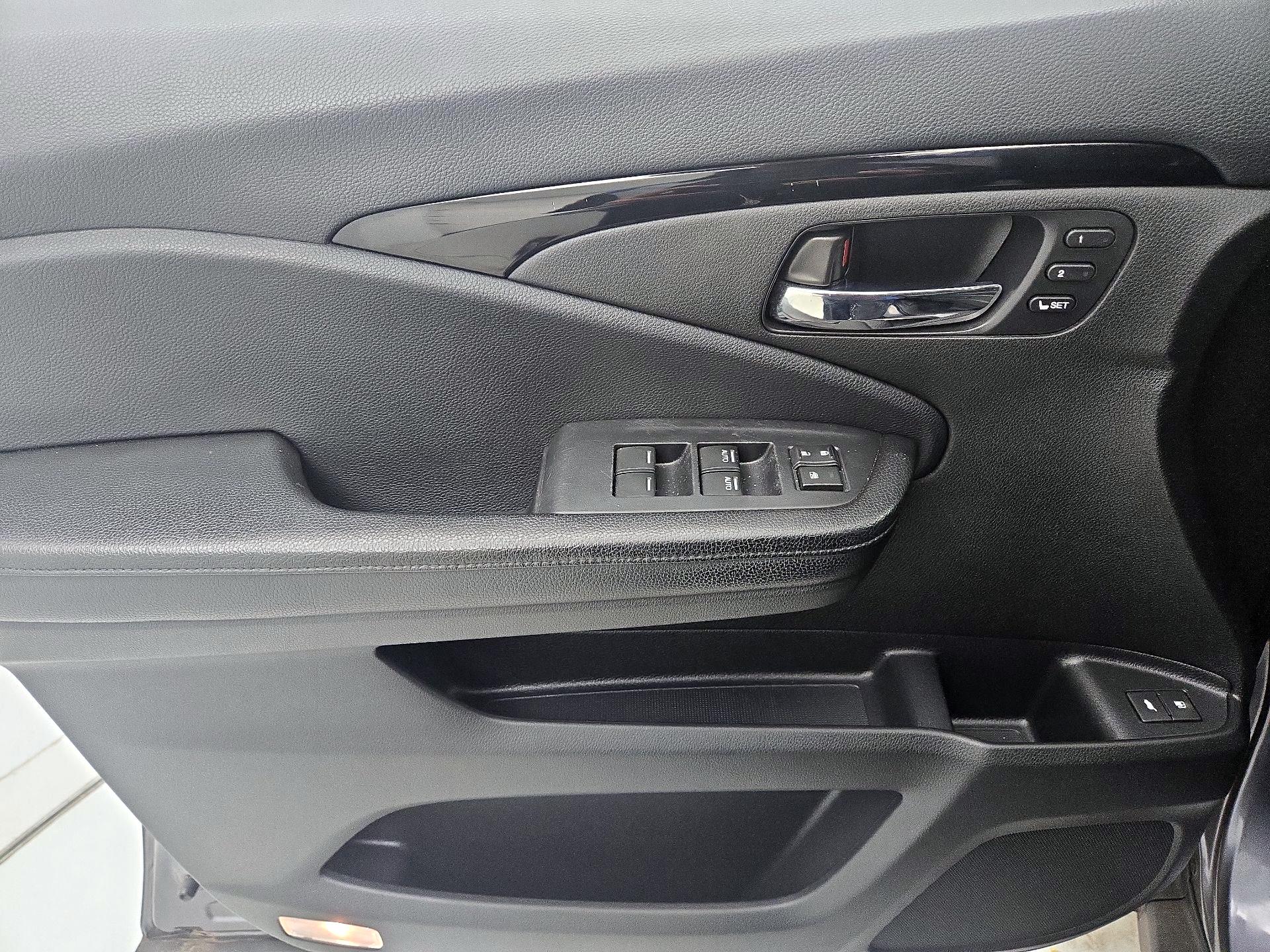 Thumbnail: 2017 Honda Pilot - 12