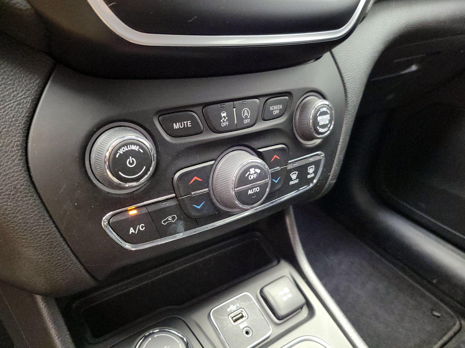 Thumbnail: 2021 Jeep Cherokee - 16