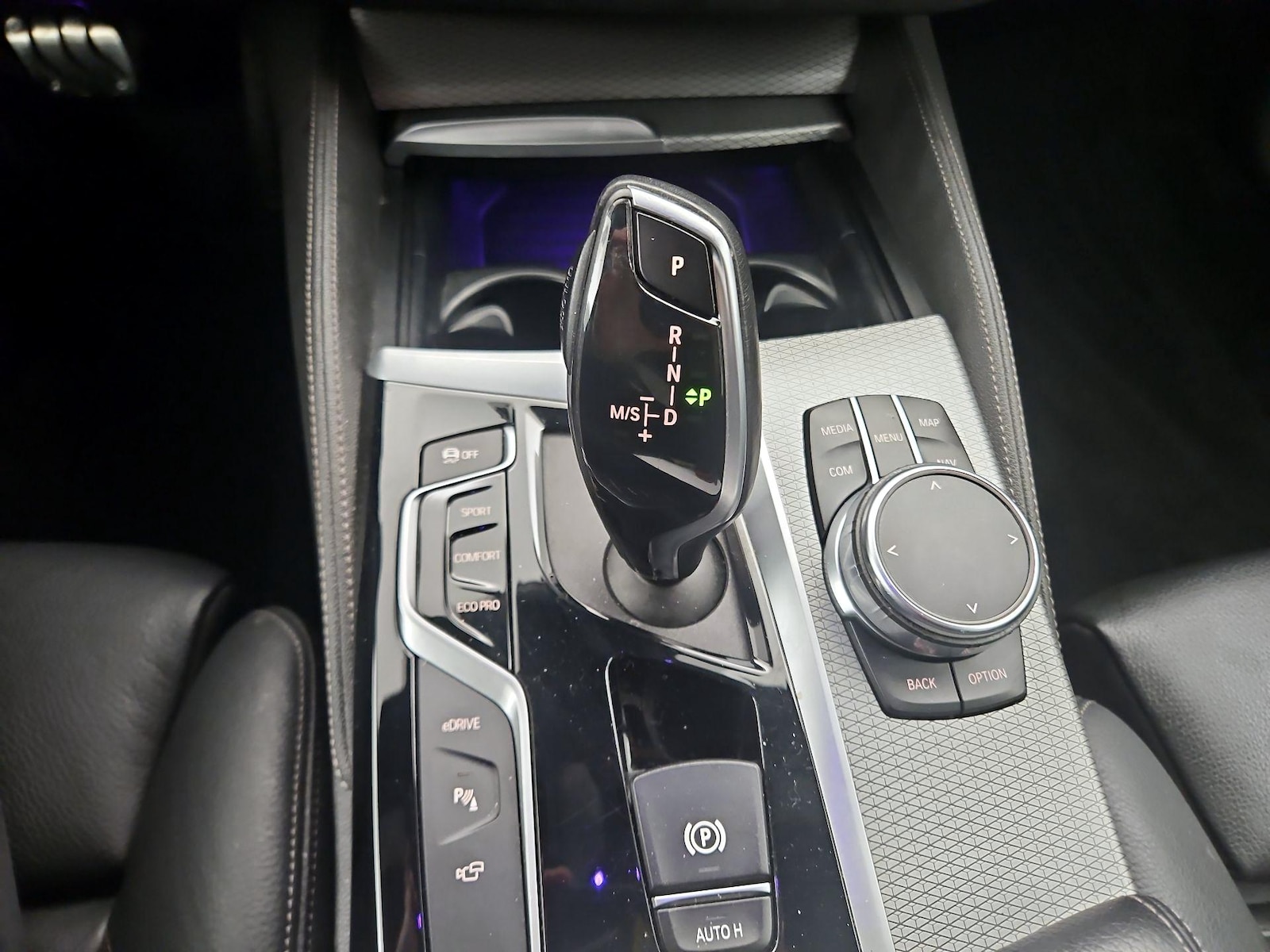 2019 BMW 5 Series 530e - Photo 19