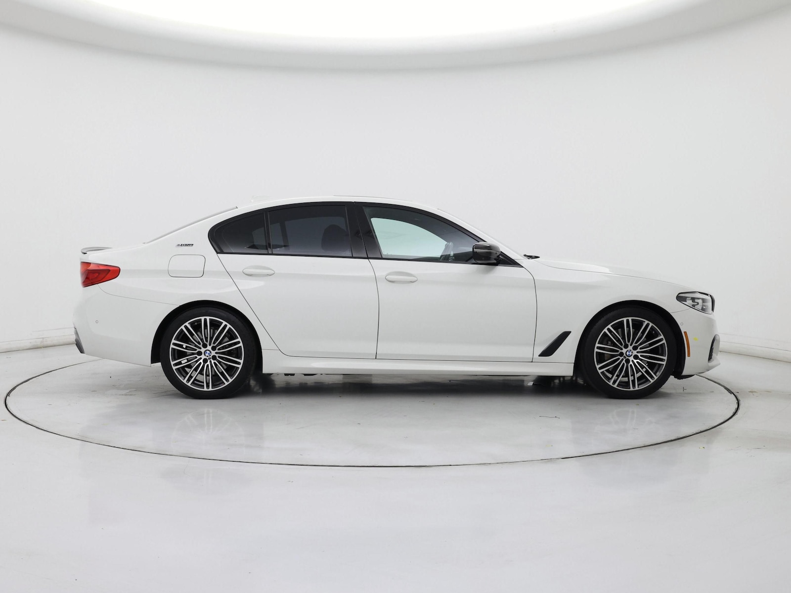 2019 BMW 5 Series 530e - Photo 8