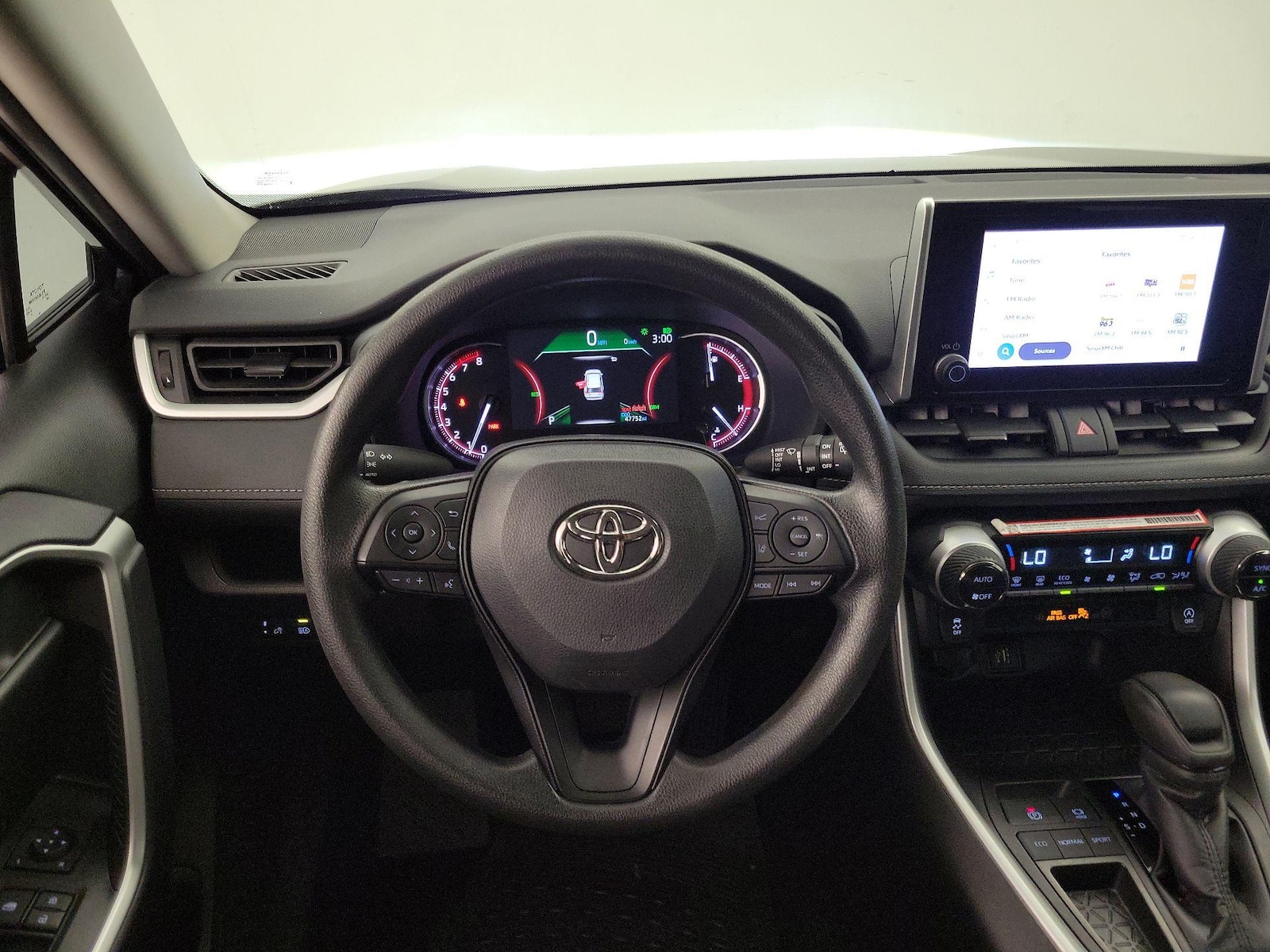2025 Toyota RAV4 XLE - Photo 11