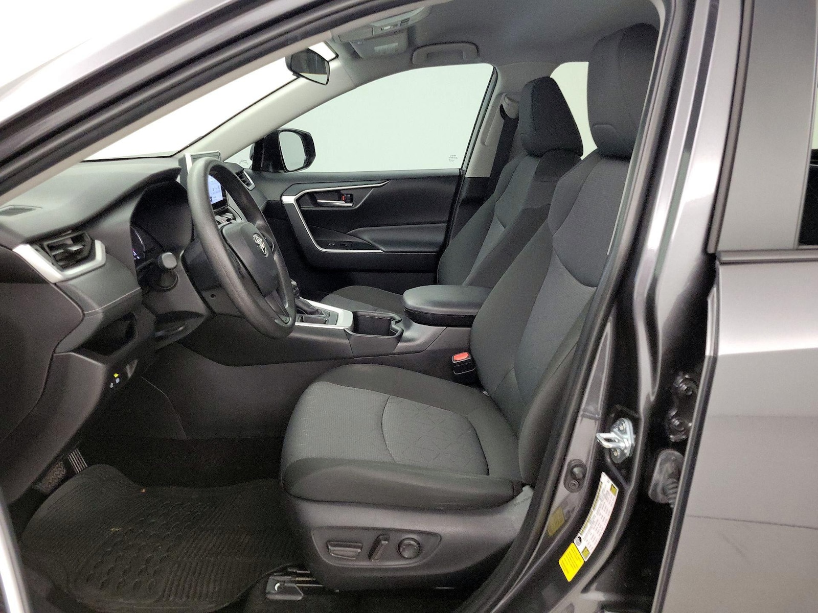 2025 Toyota RAV4 XLE - Photo 12