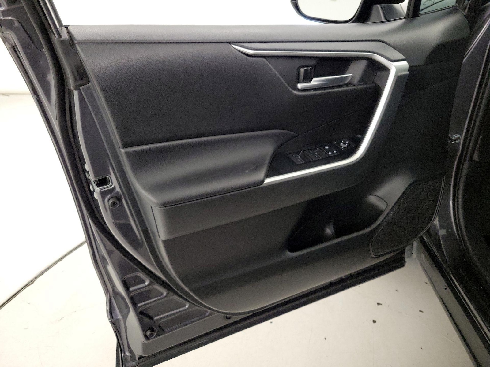 2025 Toyota RAV4 XLE - Photo 13