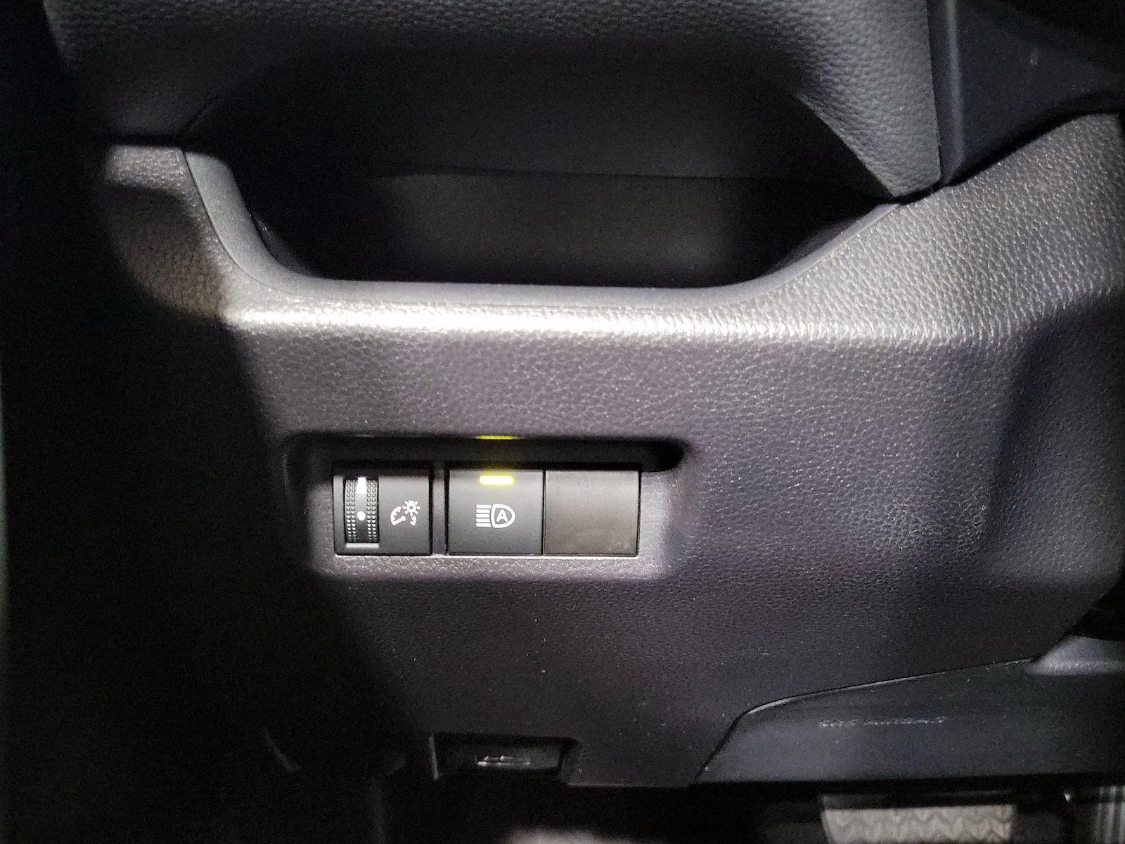 2025 Toyota RAV4 XLE - Photo 14
