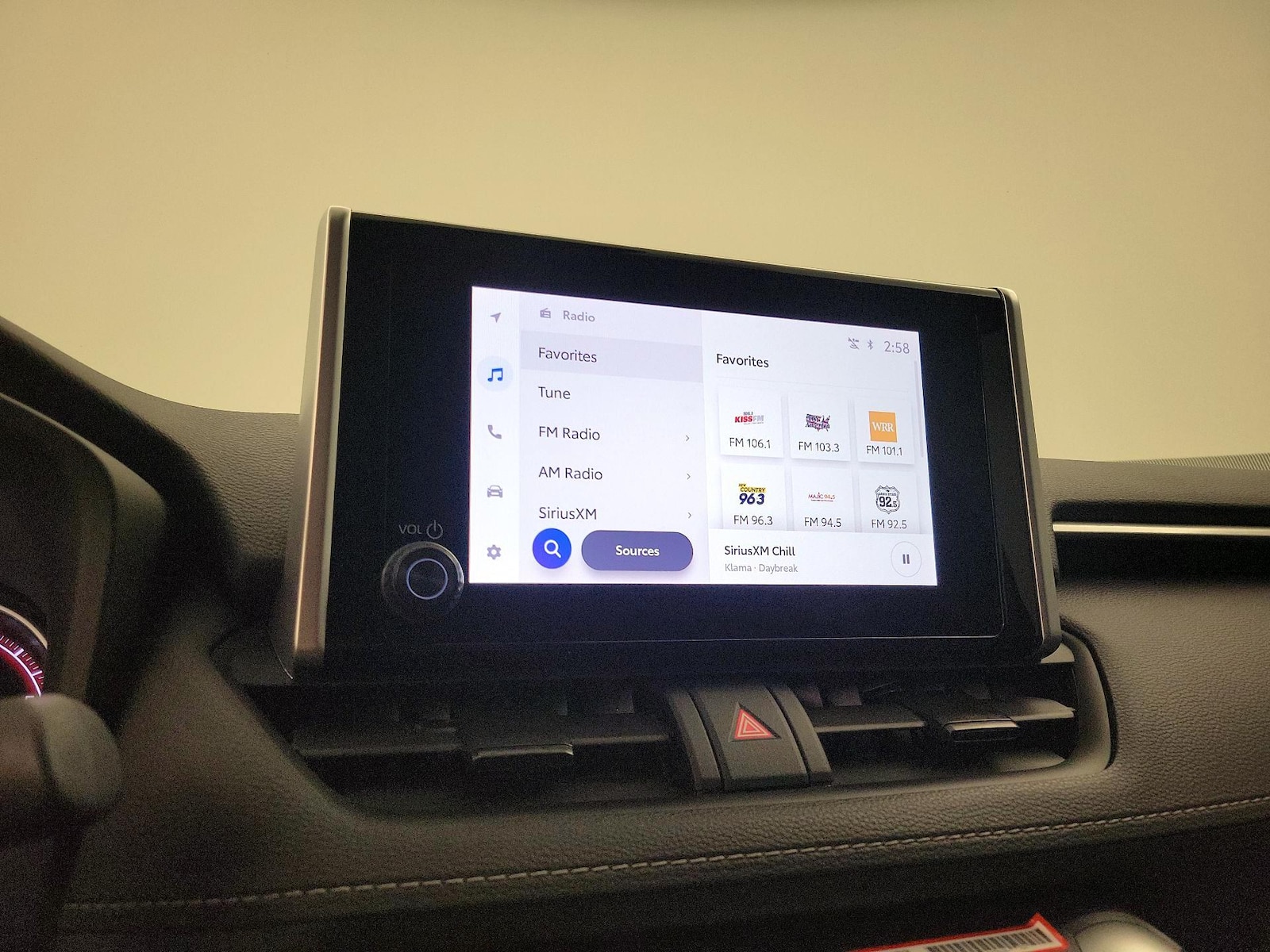 2025 Toyota RAV4 XLE - Photo 16