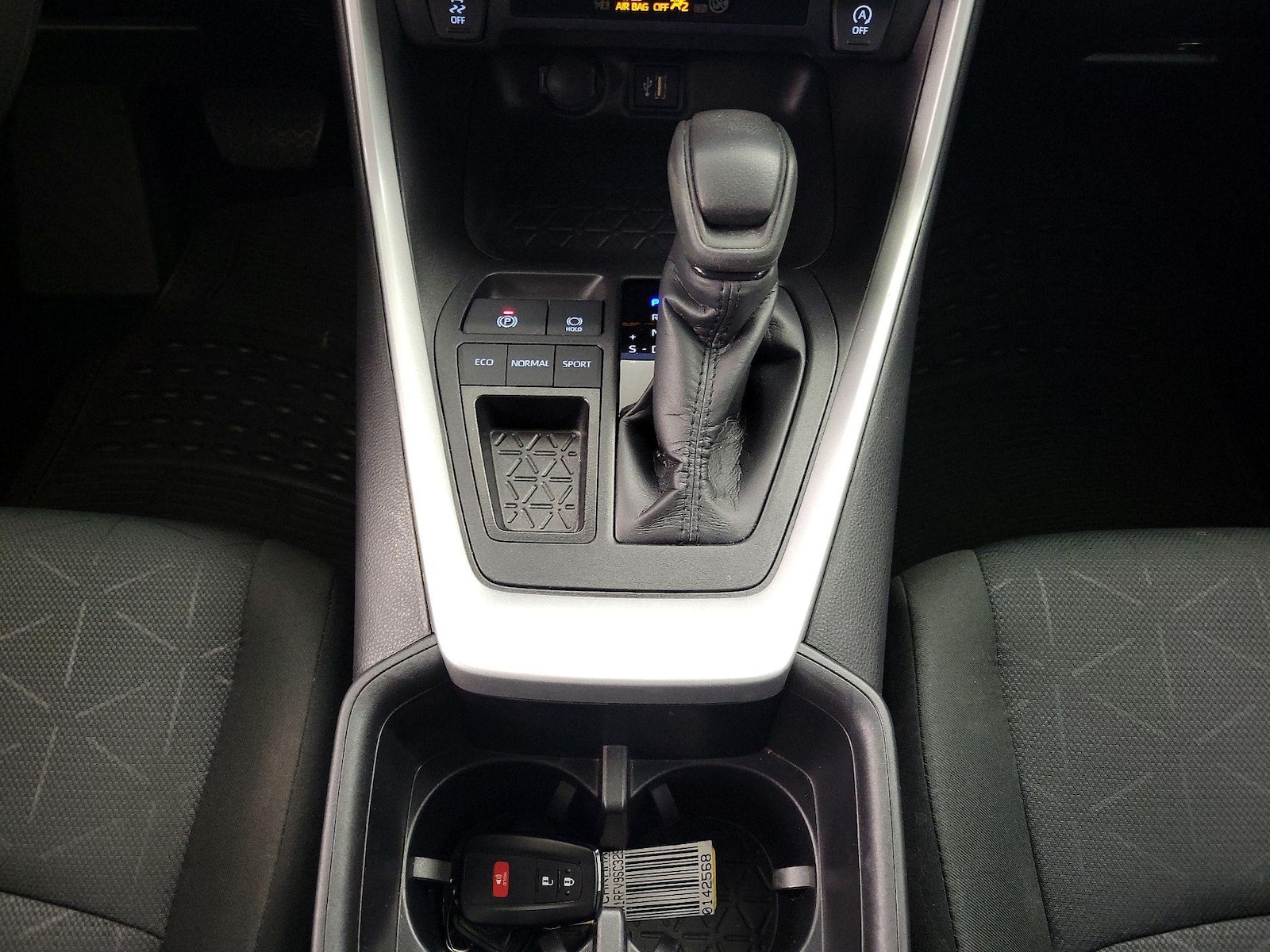 2025 Toyota RAV4 XLE - Photo 18