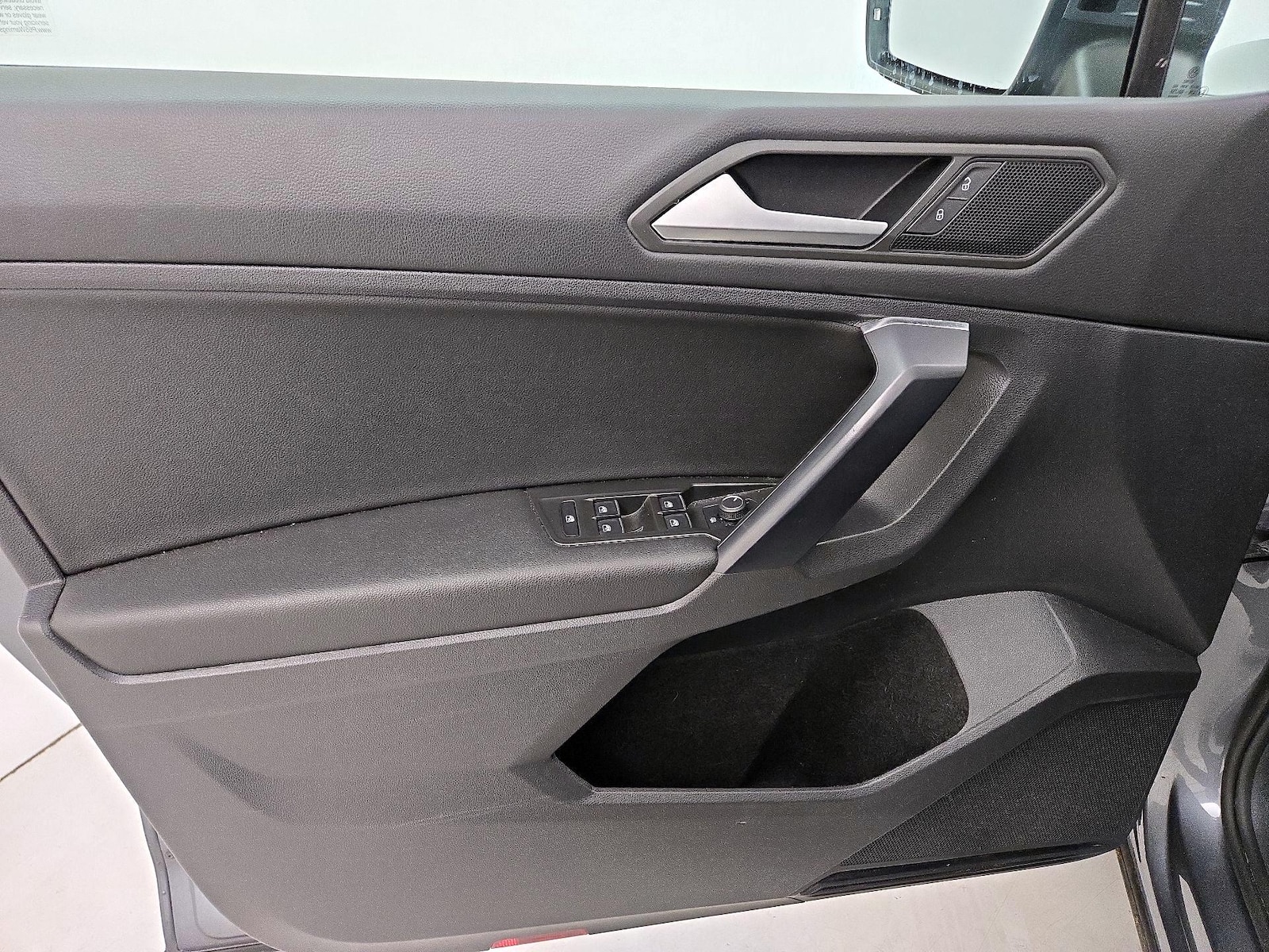 2021 Volkswagen Tiguan SE - Photo 13