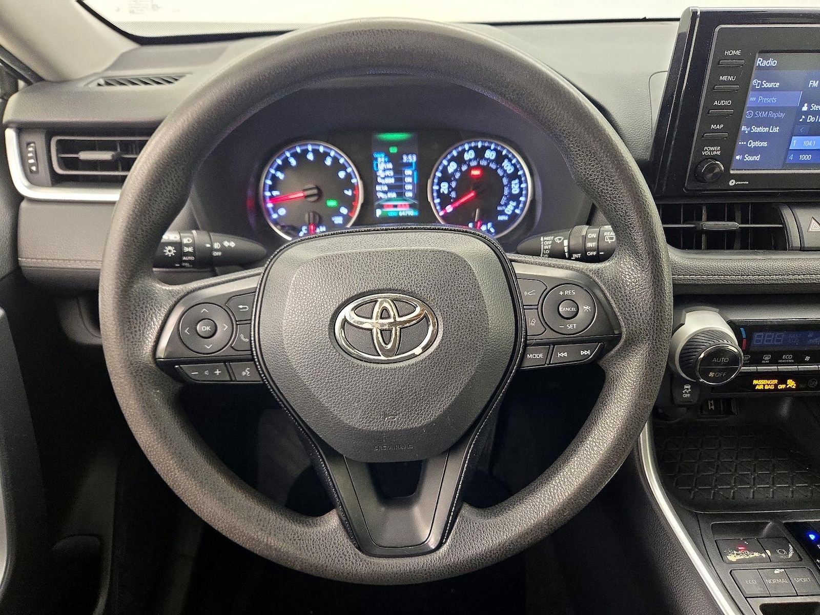 2020 Toyota RAV4 XLE - Photo 2