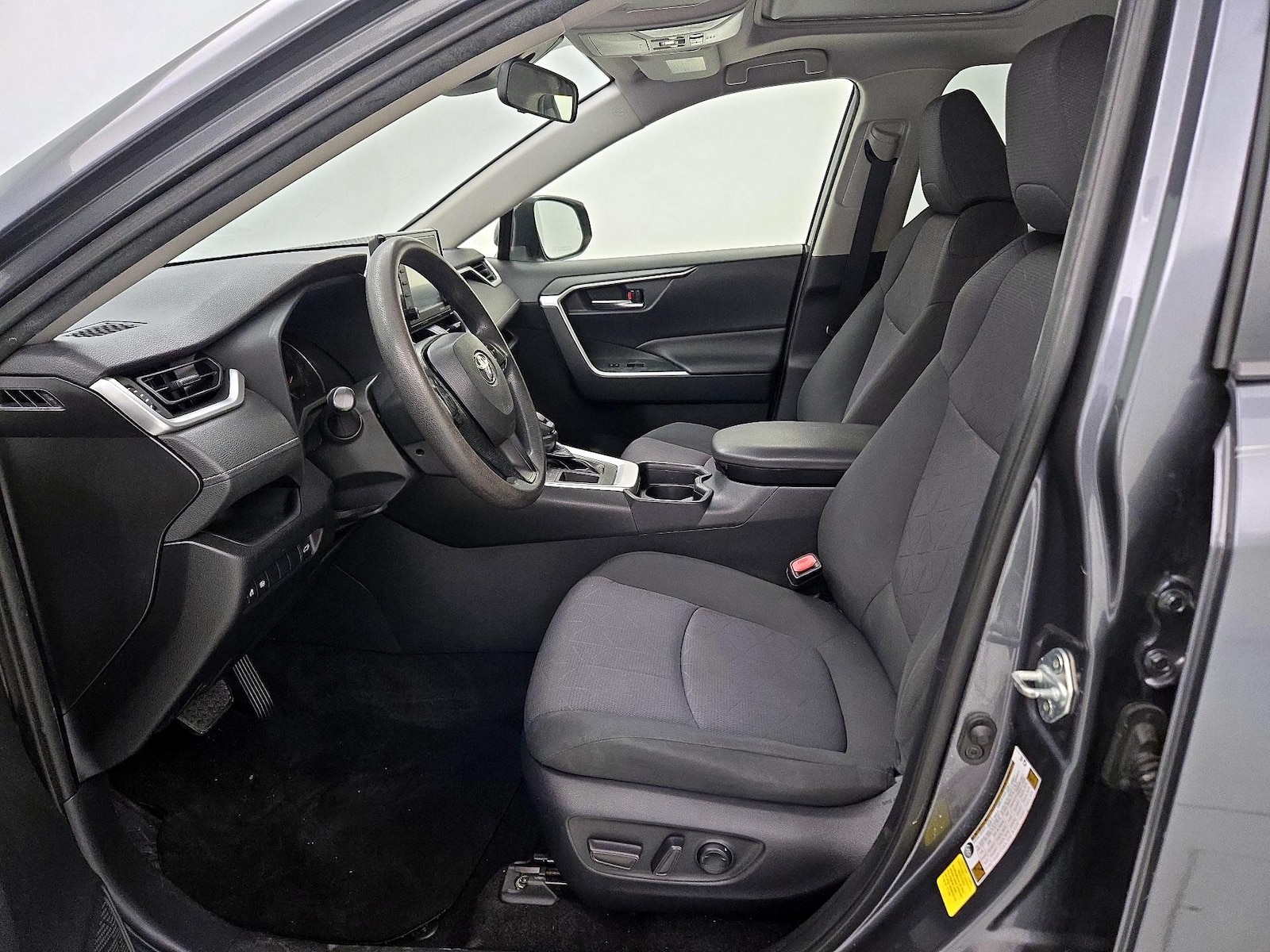 2020 Toyota RAV4 XLE - Photo 3