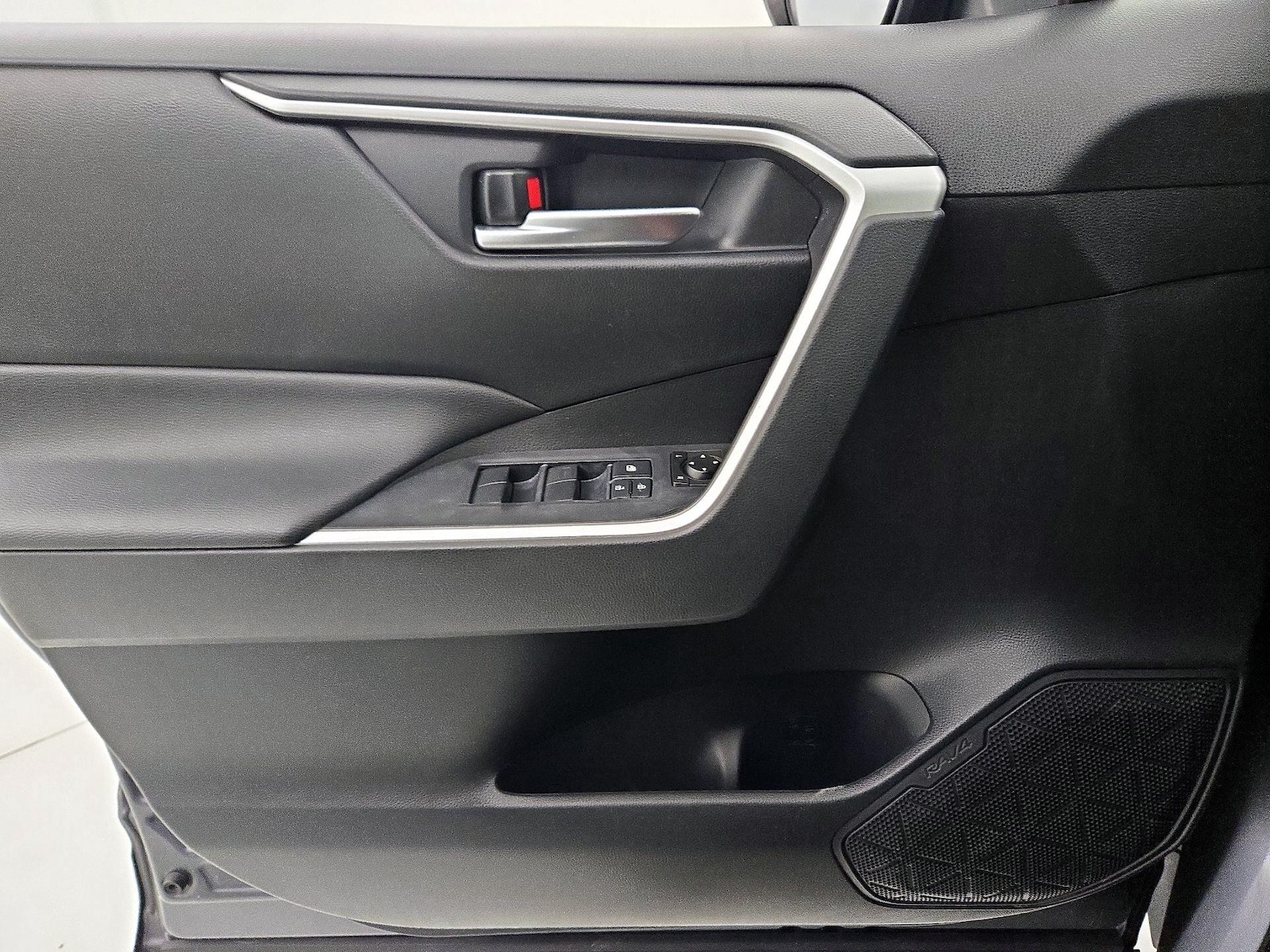 2020 Toyota RAV4 XLE - Photo 4