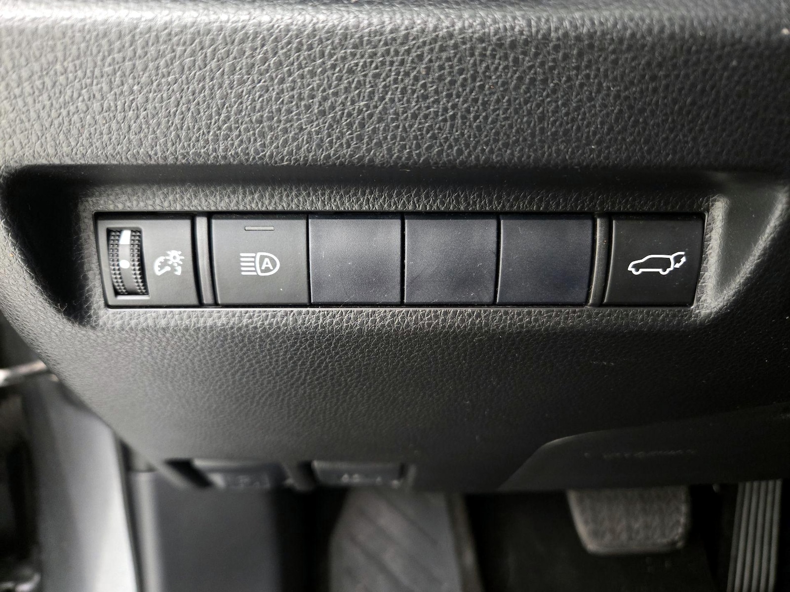2020 Toyota RAV4 XLE - Photo 5