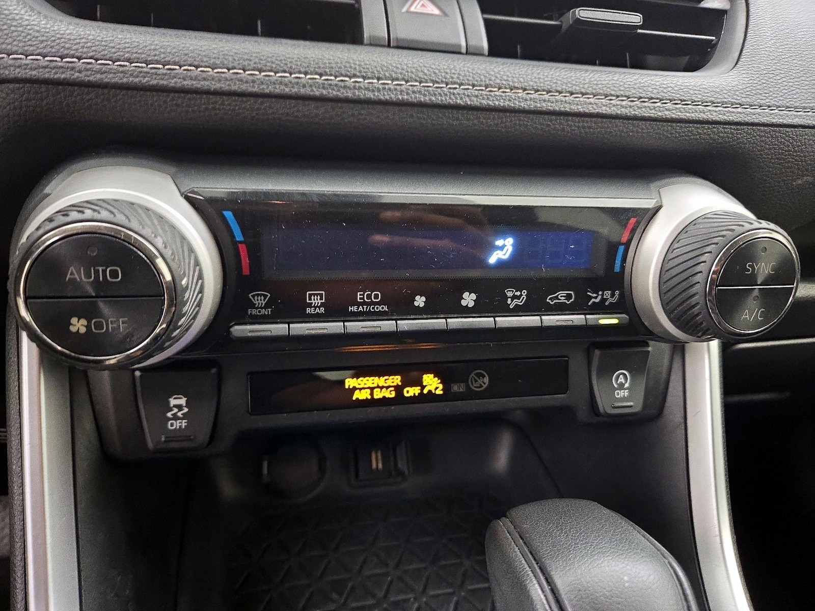 2020 Toyota RAV4 XLE - Photo 8