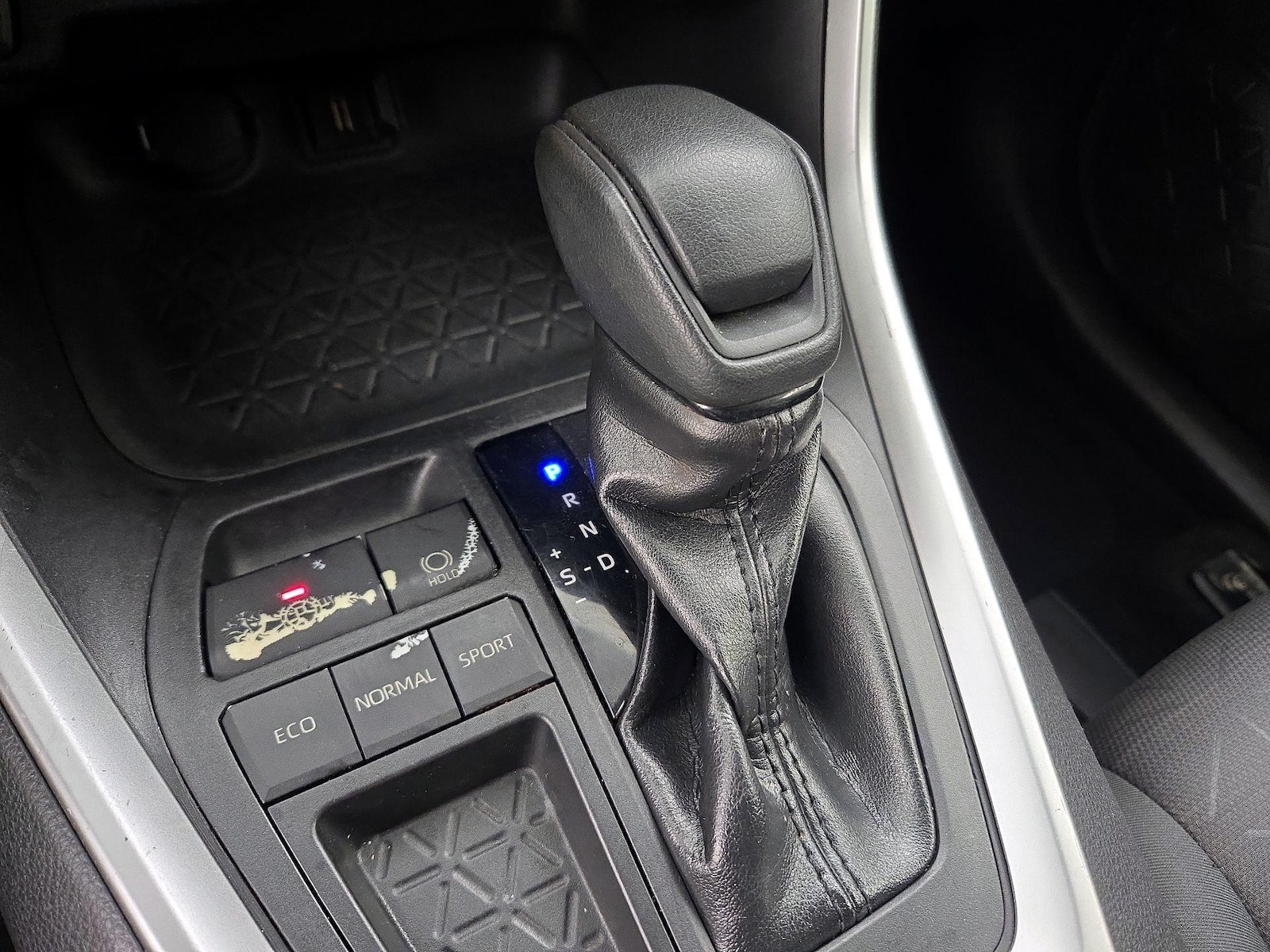 2020 Toyota RAV4 XLE - Photo 9