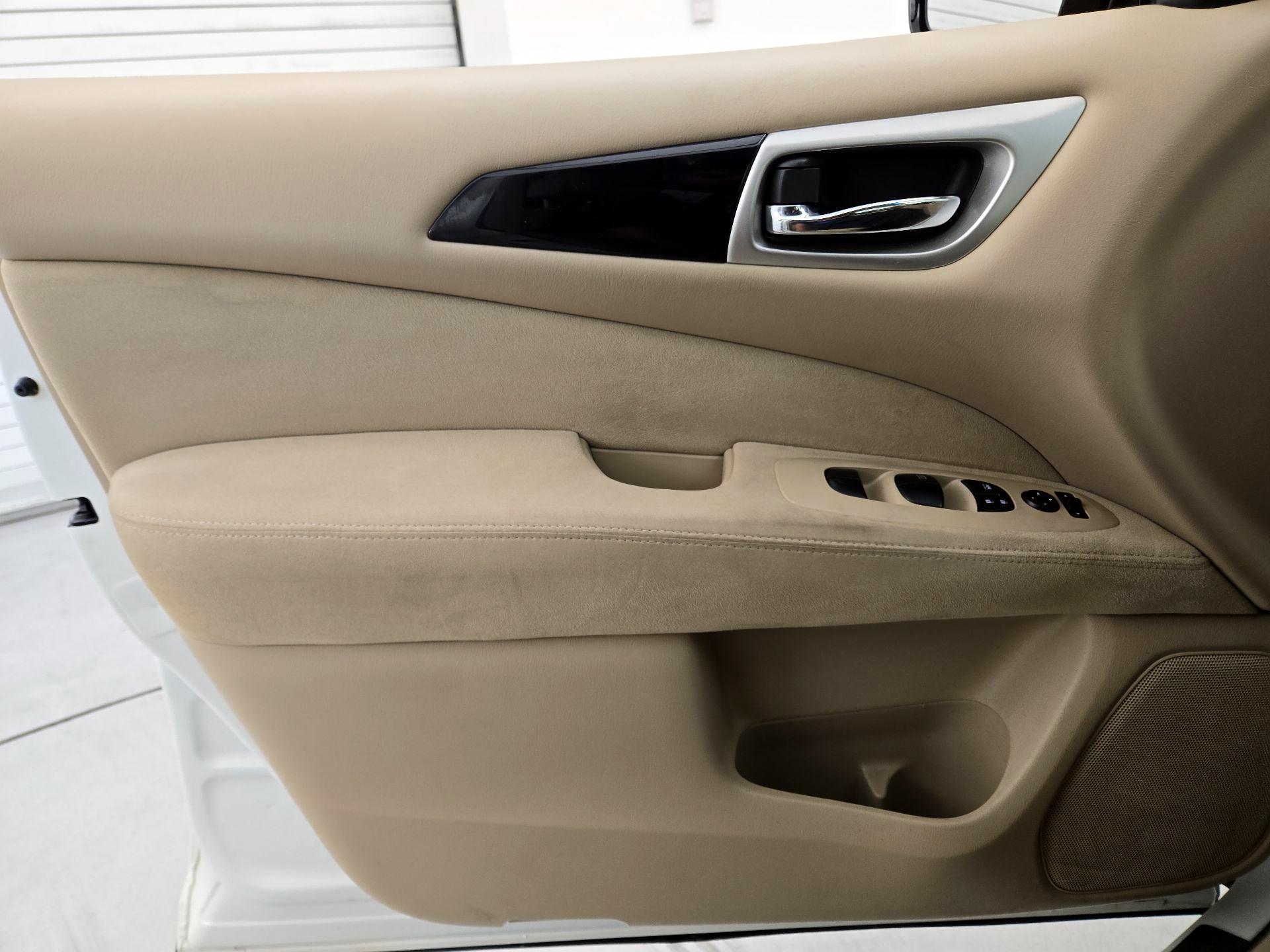 Thumbnail: 2015 Nissan Pathfinder - 12