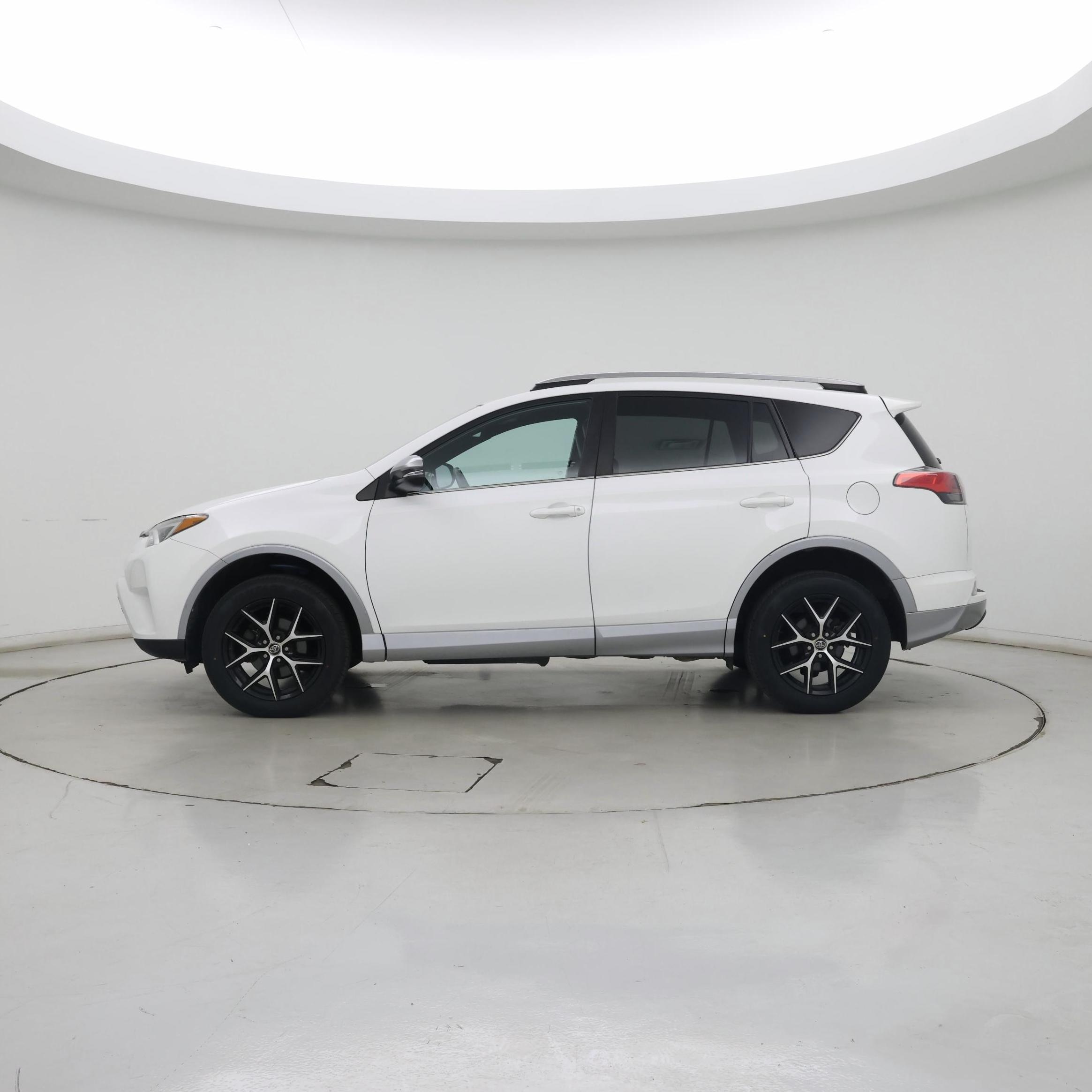 Thumbnail: 2018 Toyota RAV4 - 3