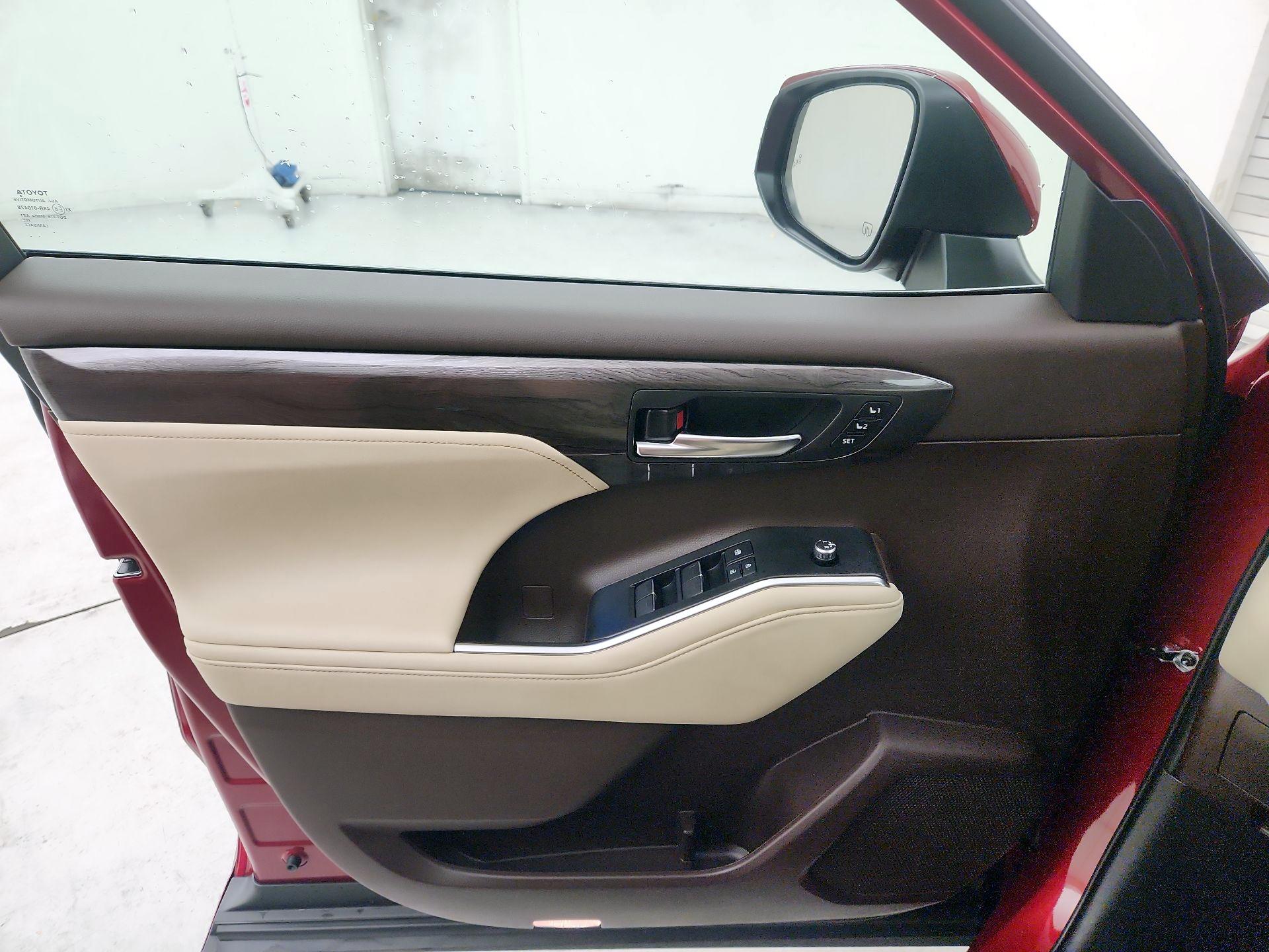 Thumbnail: 2022 Toyota Highlander - 12