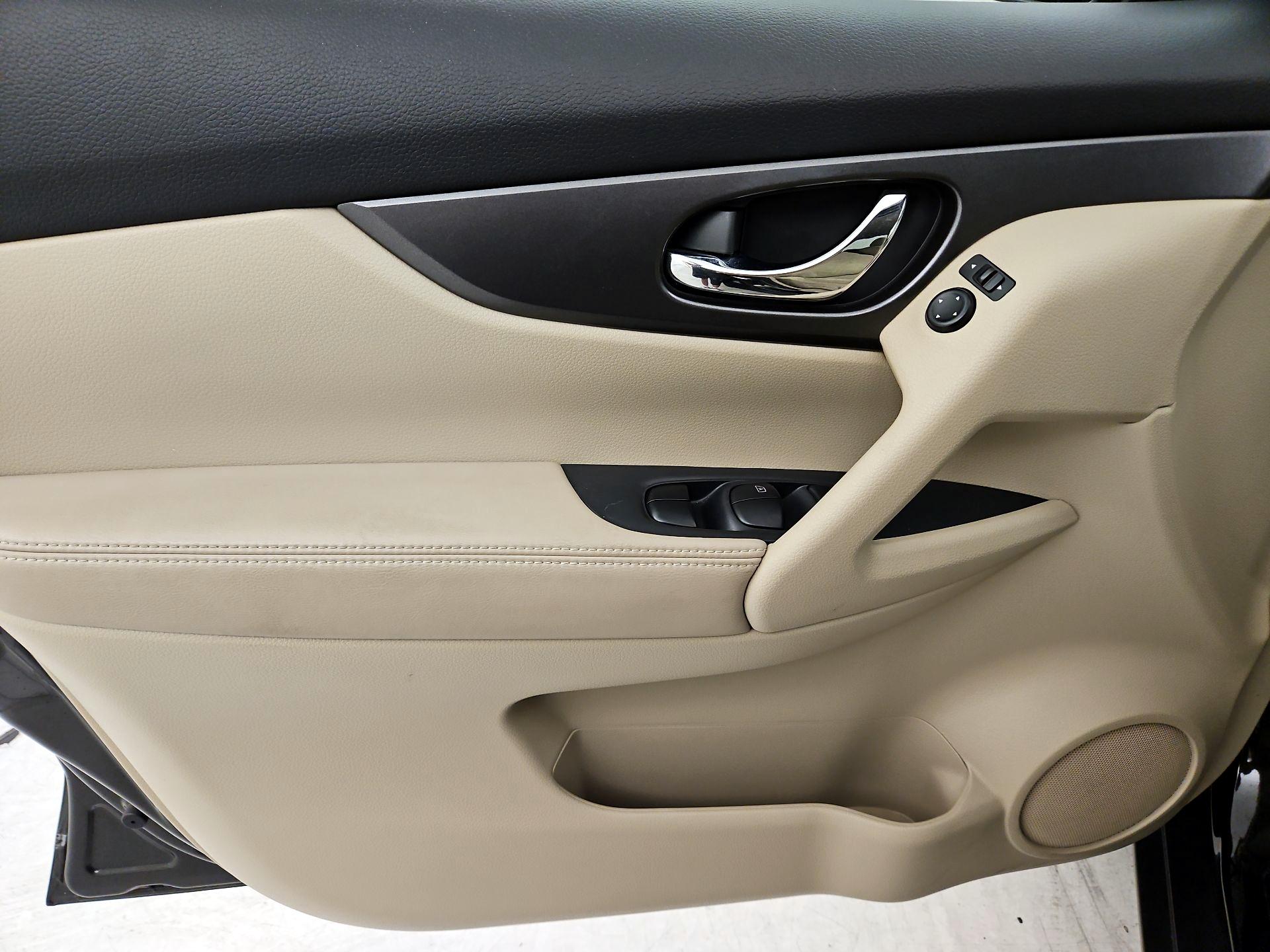 Thumbnail: 2015 Nissan Rogue - 12