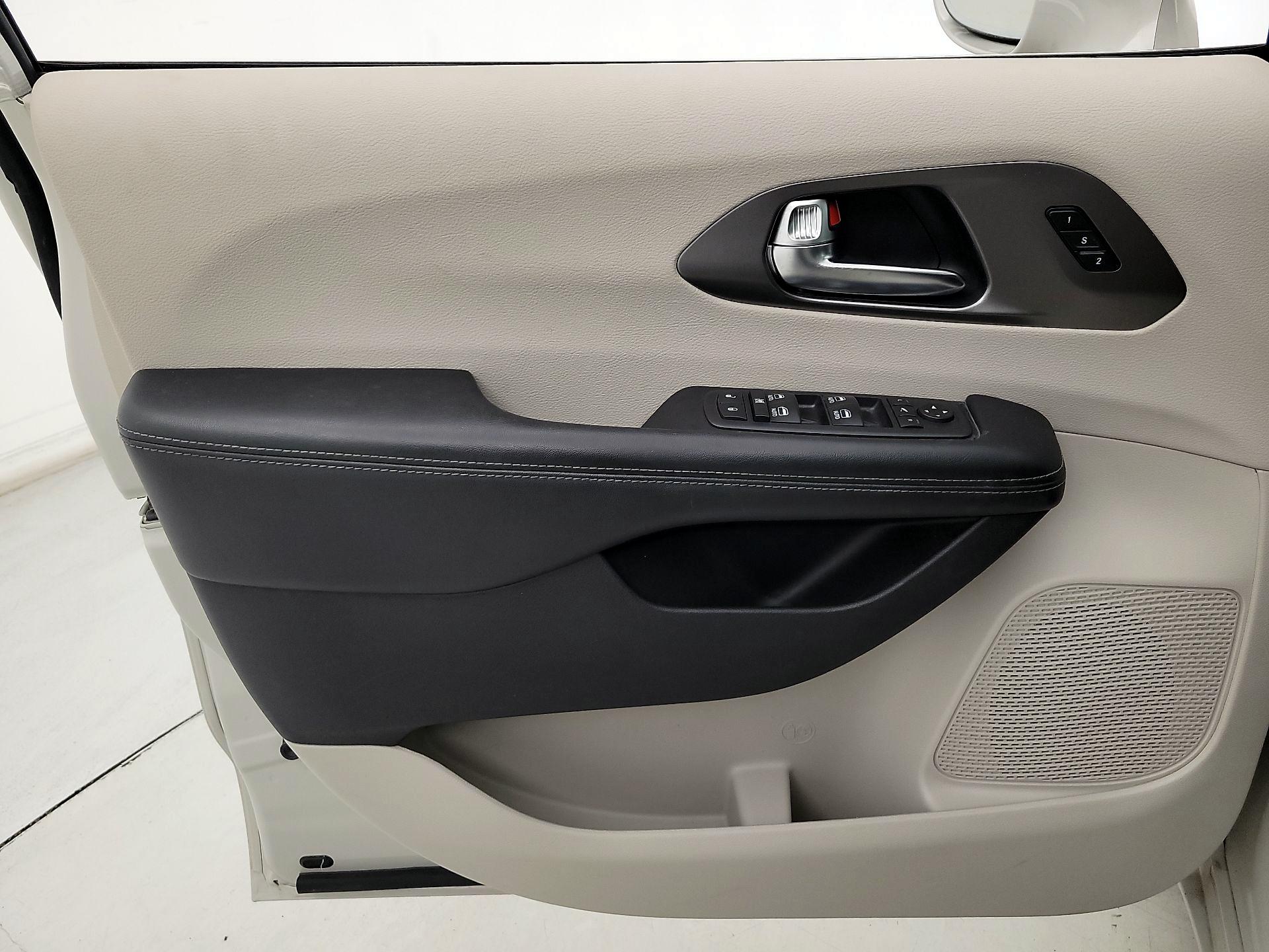 Thumbnail: 2019 Chrysler Pacifica - 12