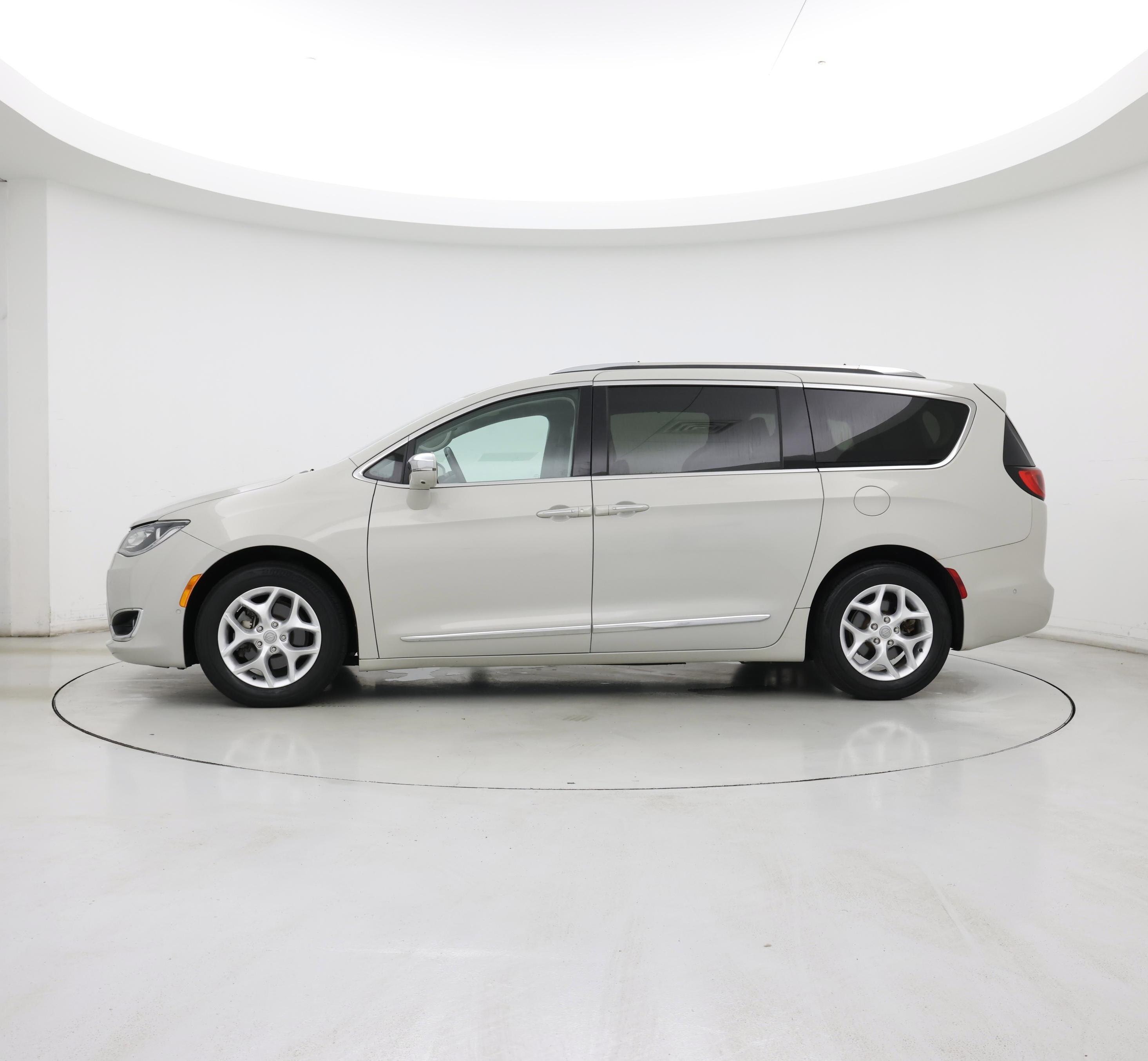 Thumbnail: 2019 Chrysler Pacifica - 3