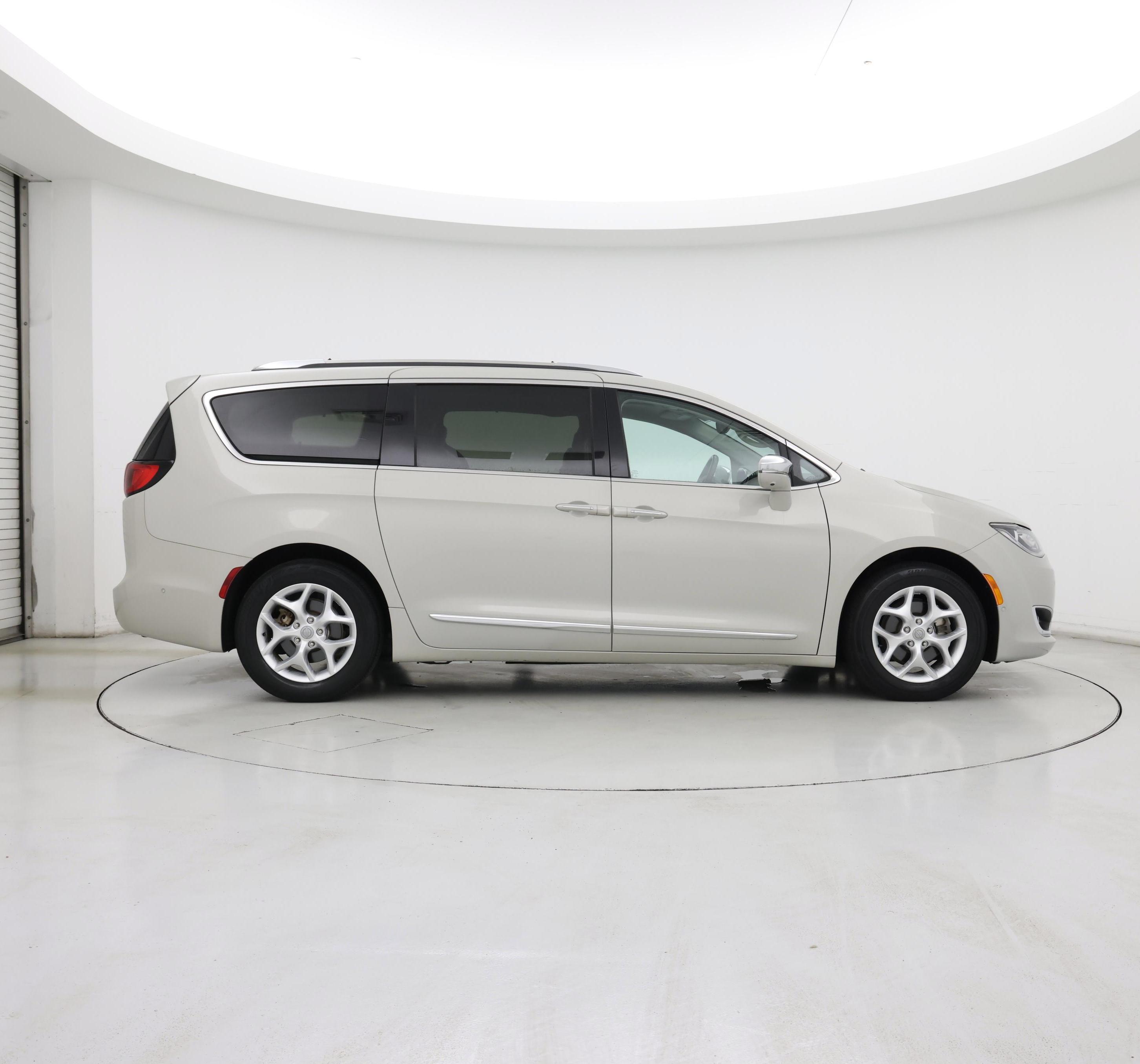 Thumbnail: 2019 Chrysler Pacifica - 7