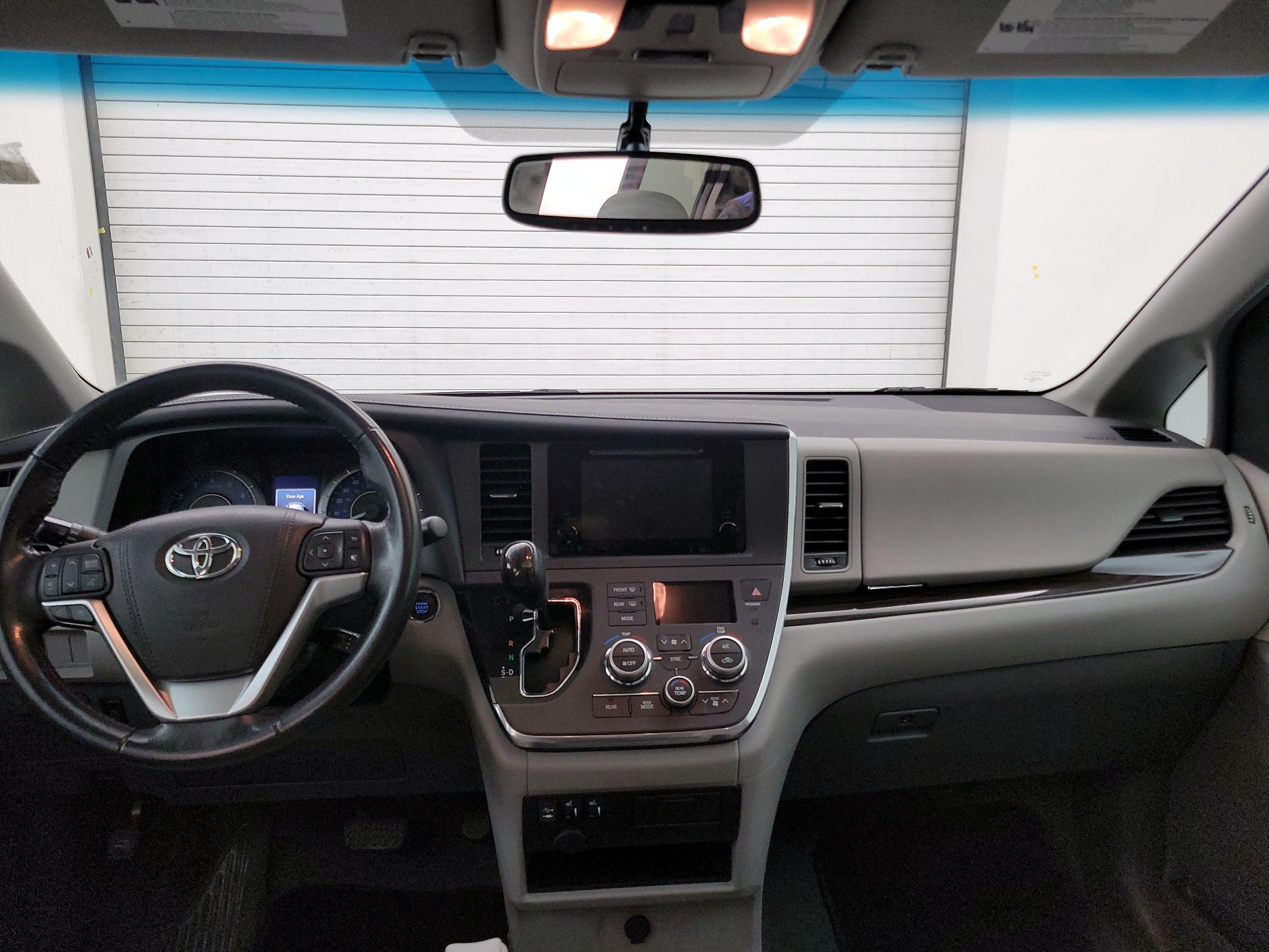 Thumbnail: 2016 Toyota Sienna - 9