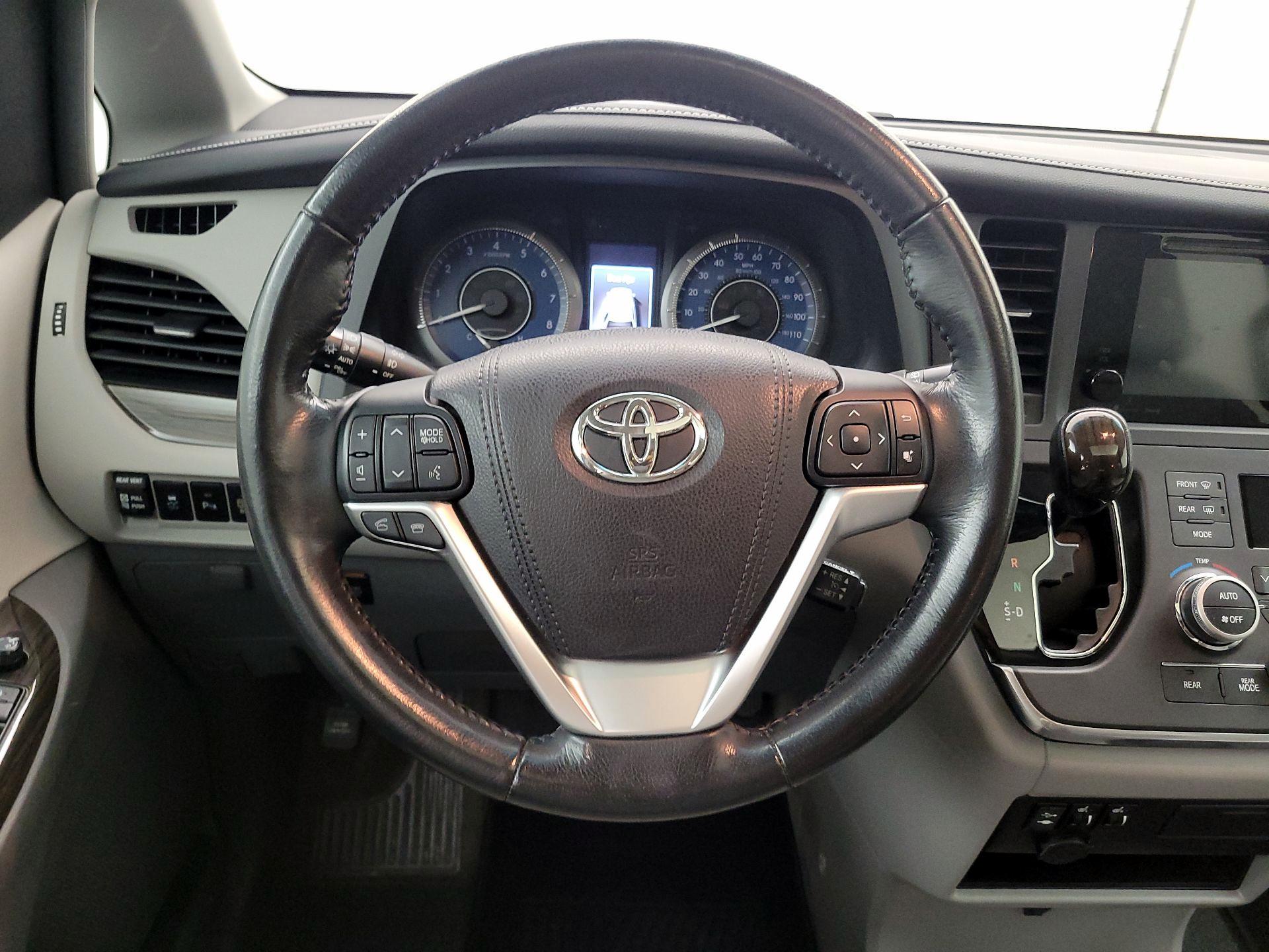 Thumbnail: 2016 Toyota Sienna - 10