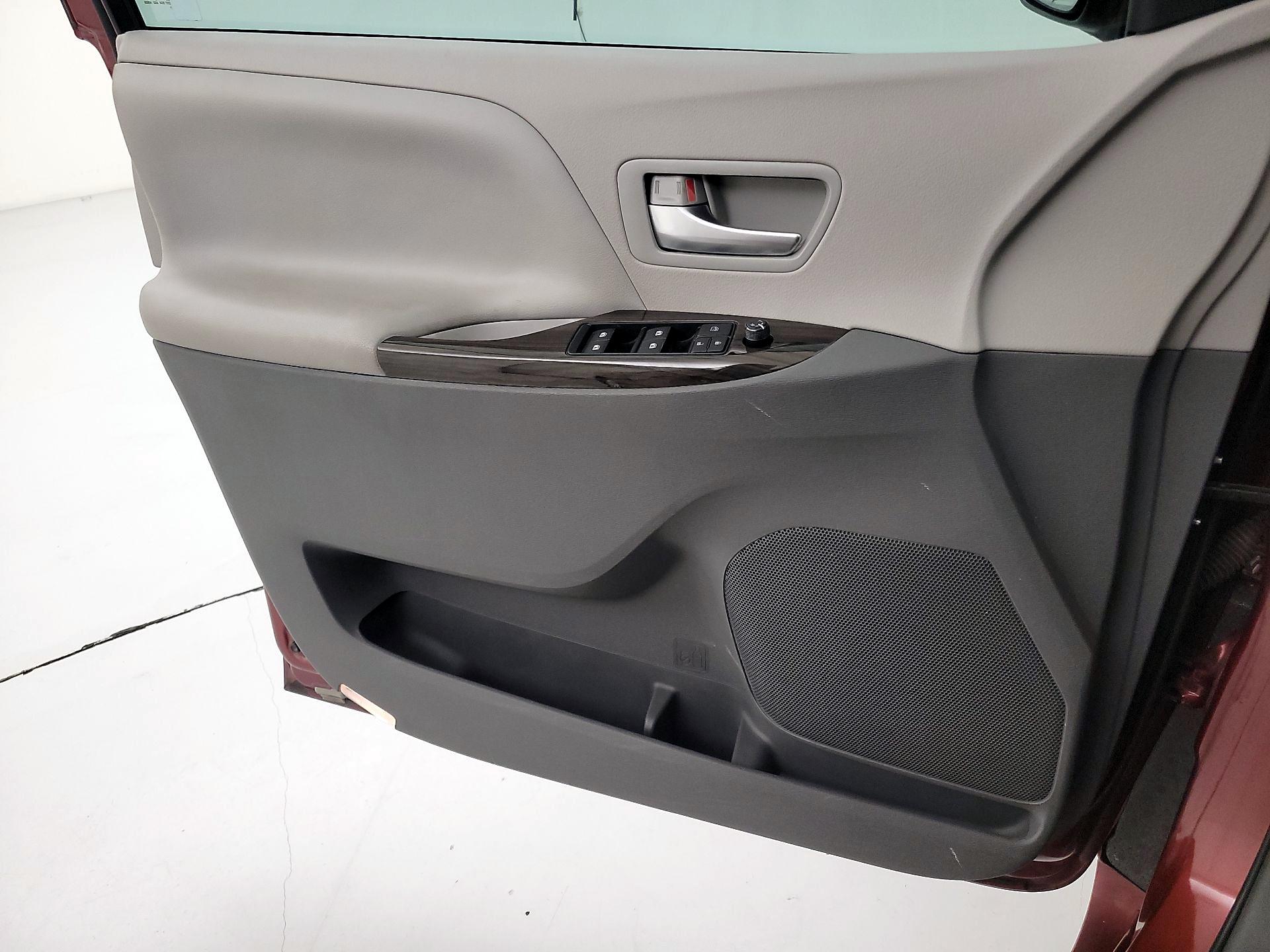 Thumbnail: 2016 Toyota Sienna - 12