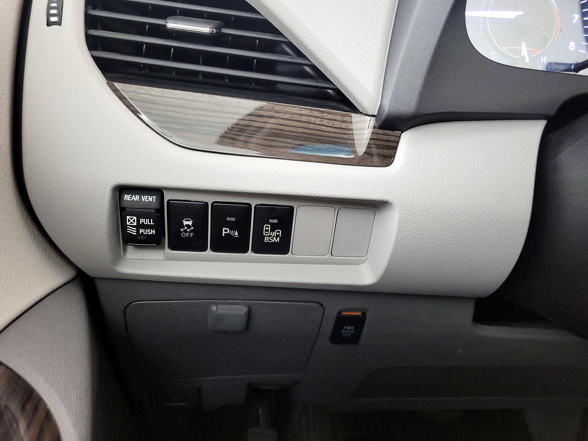 Thumbnail: 2016 Toyota Sienna - 13