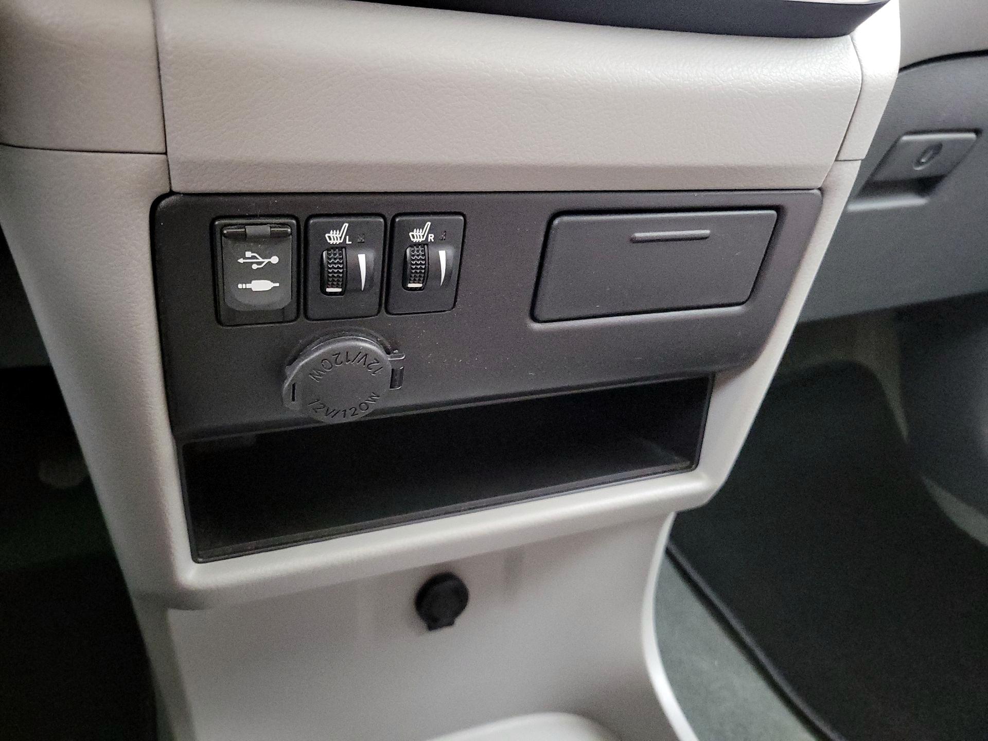 Thumbnail: 2016 Toyota Sienna - 18