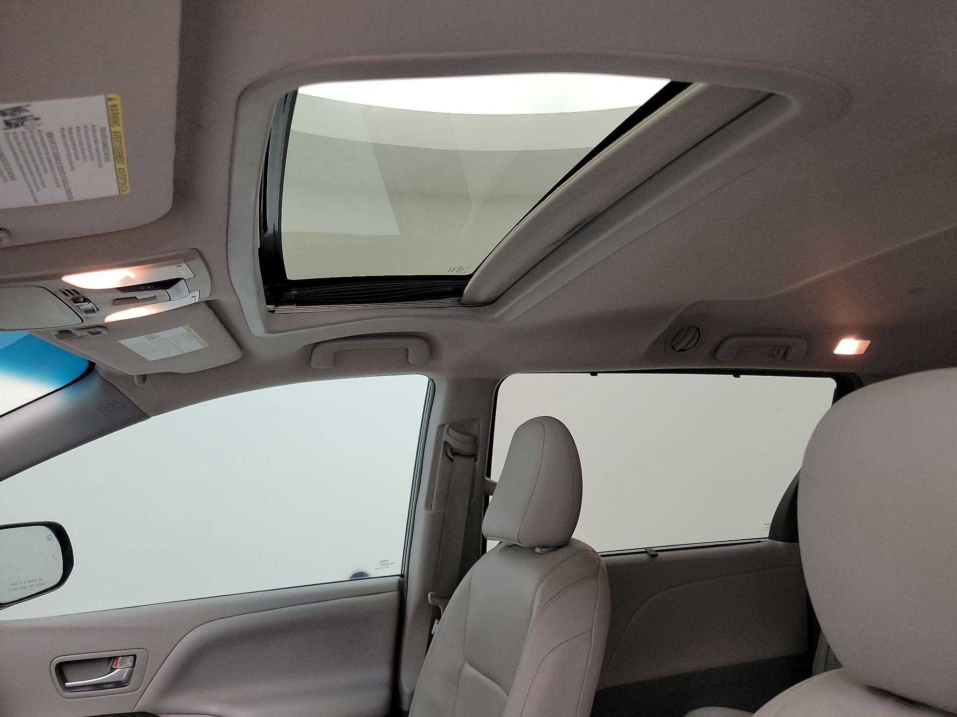 Thumbnail: 2016 Toyota Sienna - 19