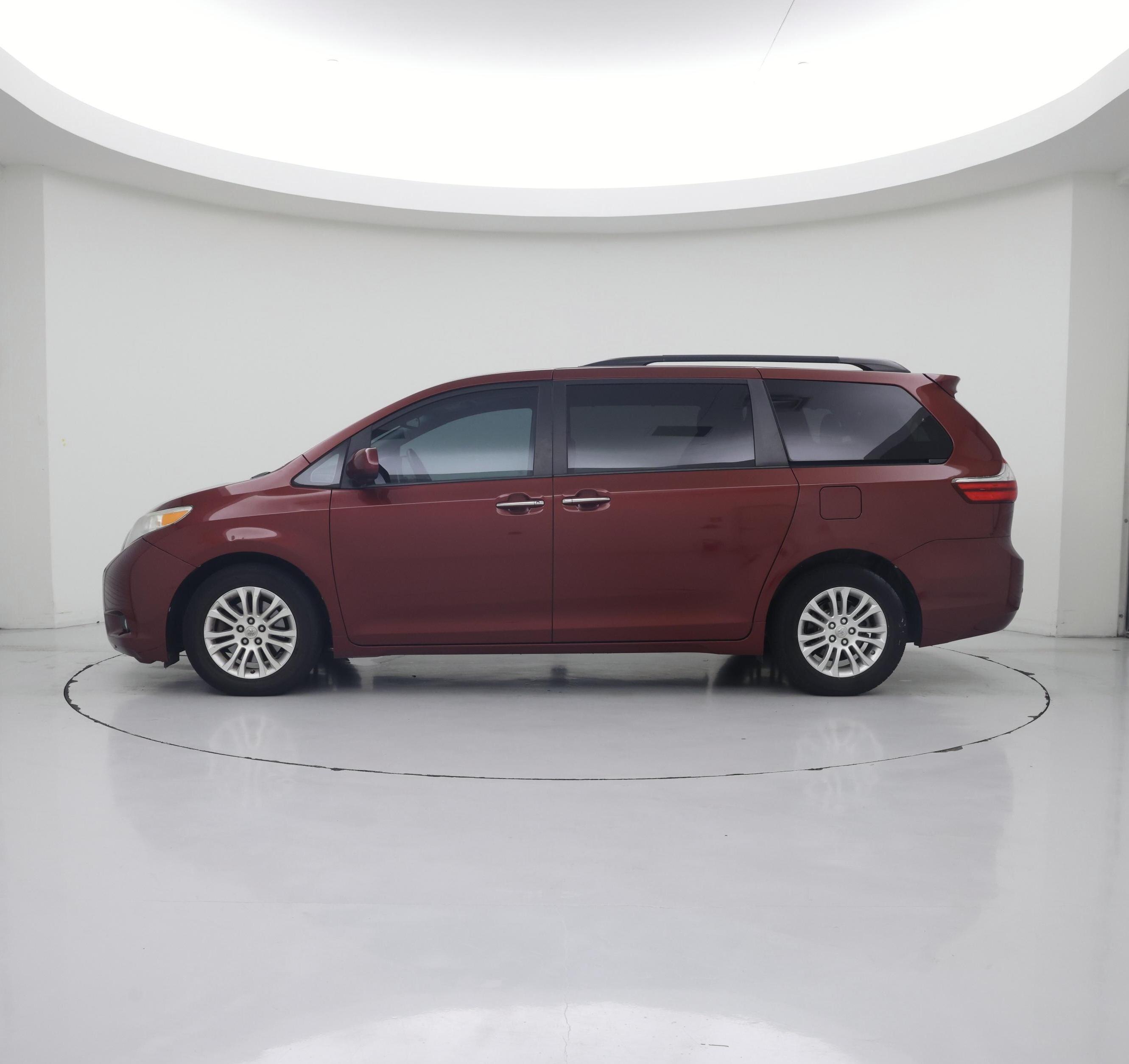Thumbnail: 2016 Toyota Sienna - 3