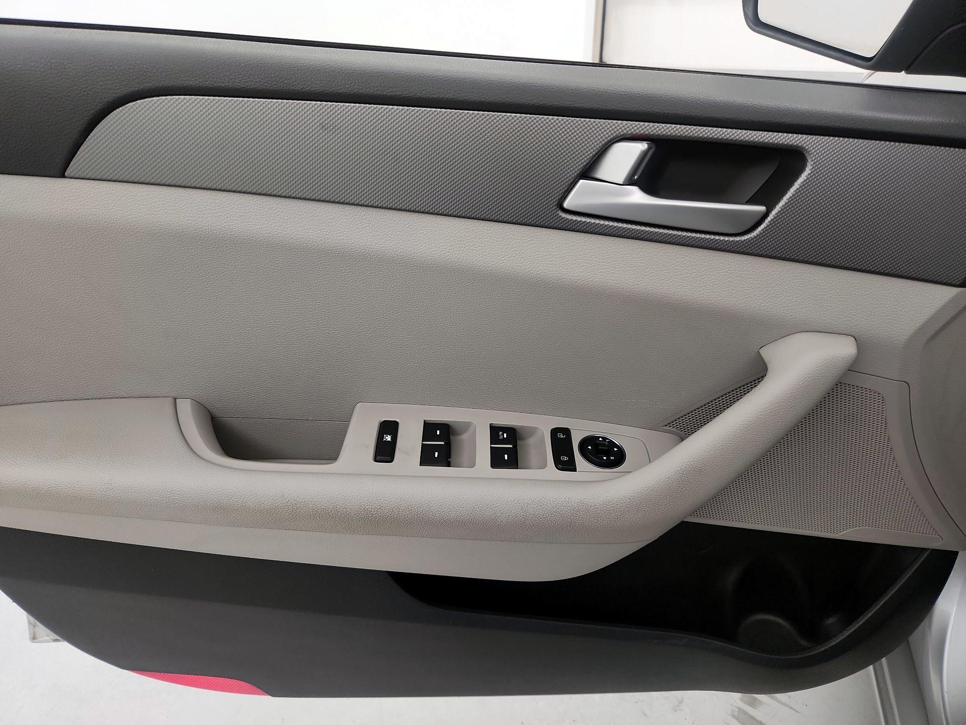 Thumbnail: 2015 Hyundai Sonata - 12